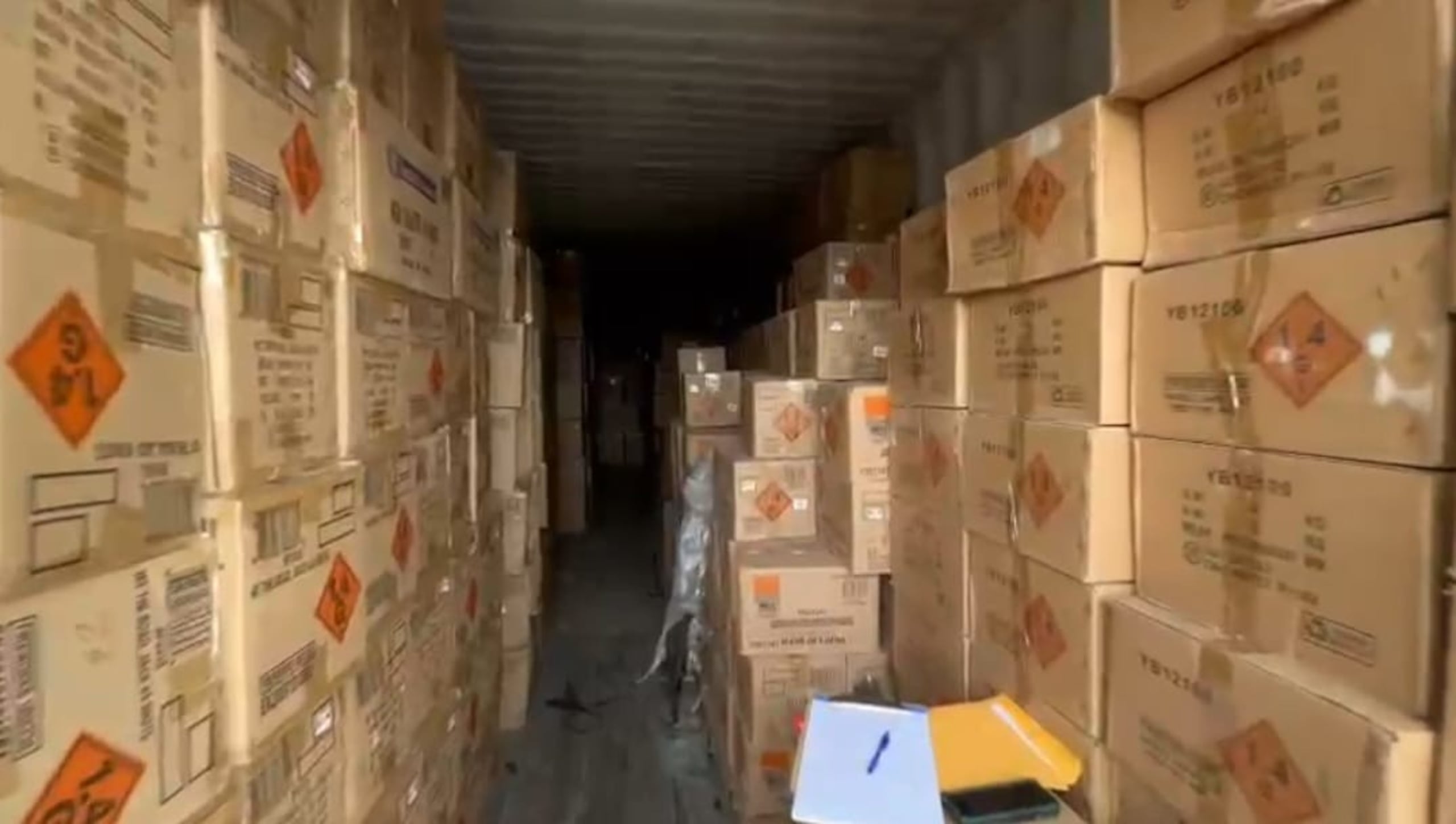 Uno de los dos furgones de 45 pies cargados con pirotecnia ocupados en Guaynabo durante un allanamiento.