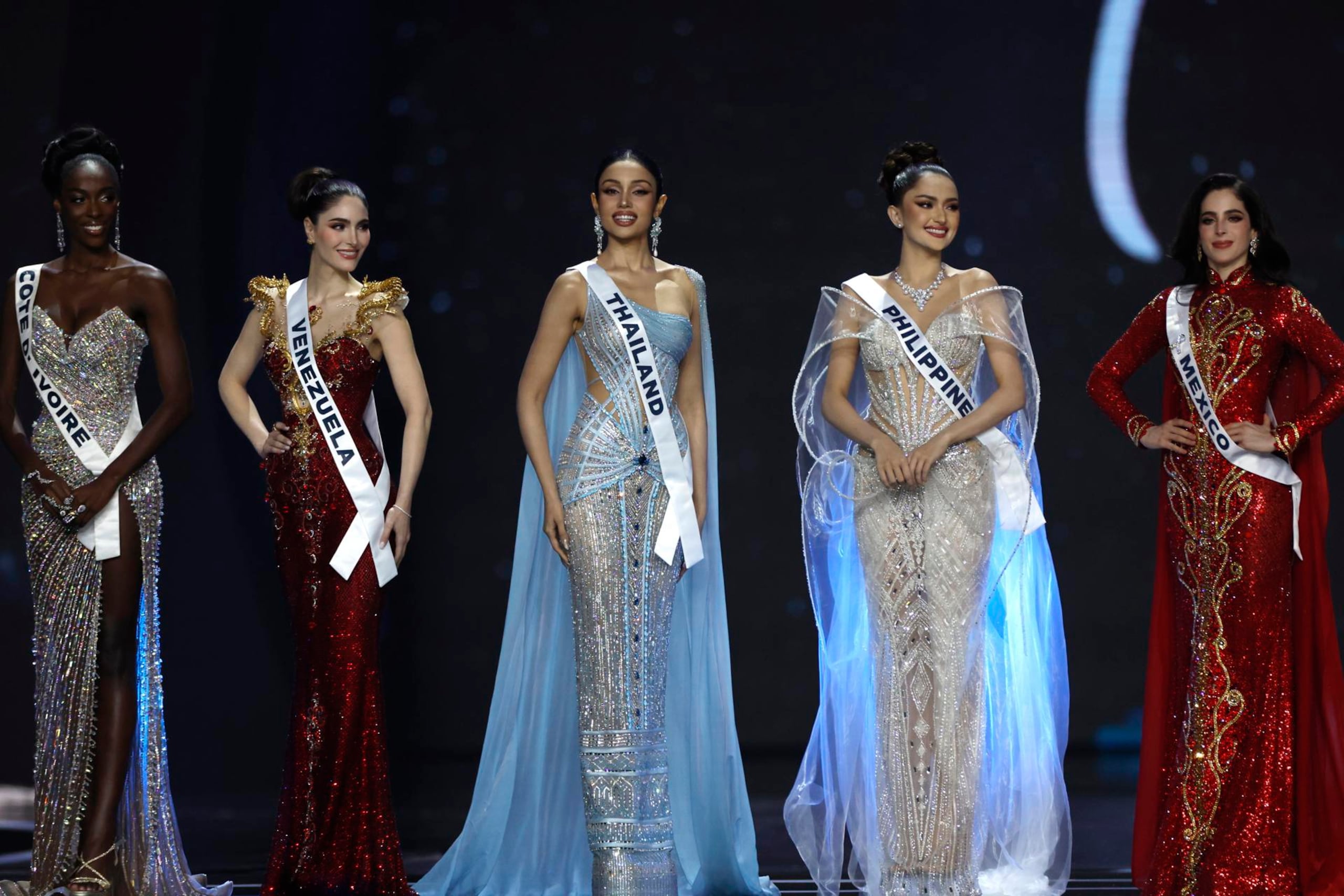 Las cinco finalistas de Miss Universe 2025: Miss Costa de Marfil, Olivia Yacé; Miss Venezuela, Stephany Abasali; Miss Tailandia, Praveenar Singh; Miss Filipinas, Ahtisa Manalo; y Miss México, Fátima Bosch.