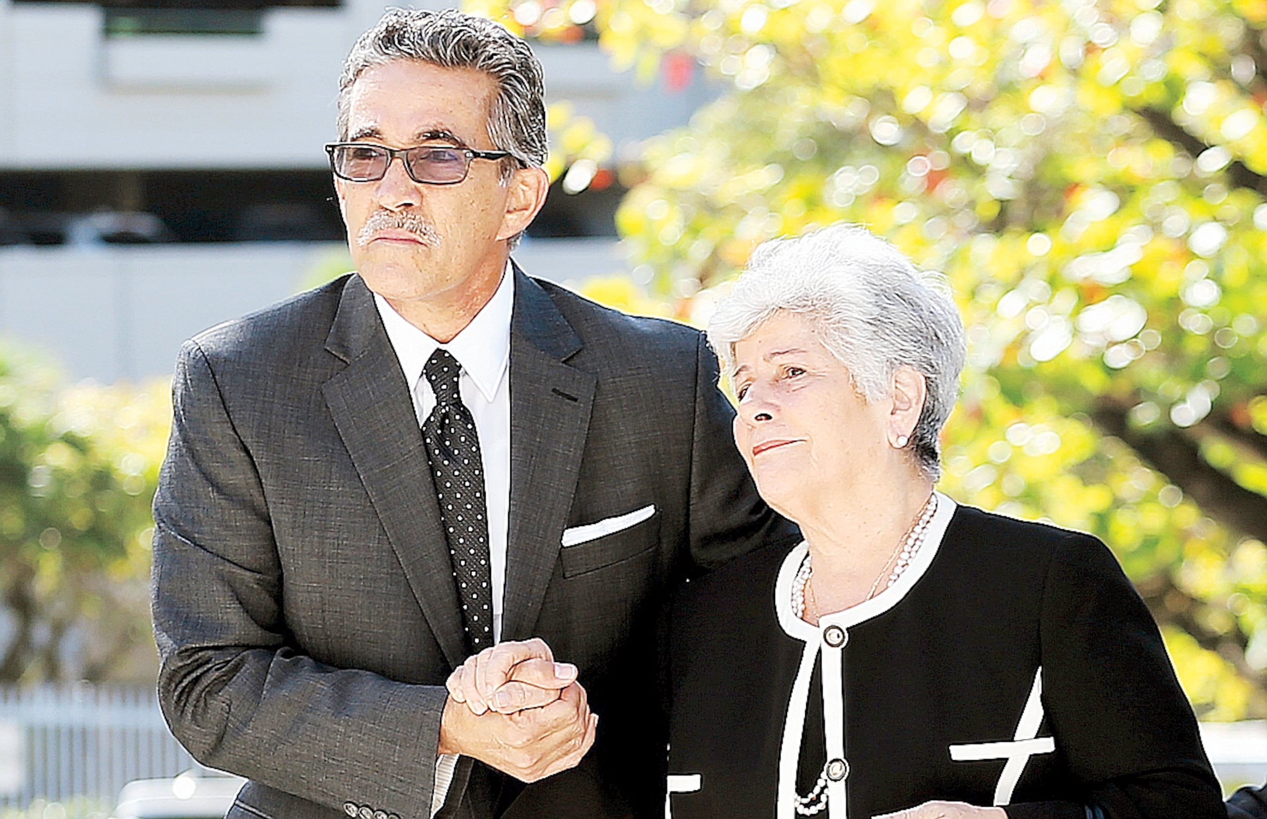 El actor y su madre durante el velatorio de Braulio Castillo, padre en 2015.