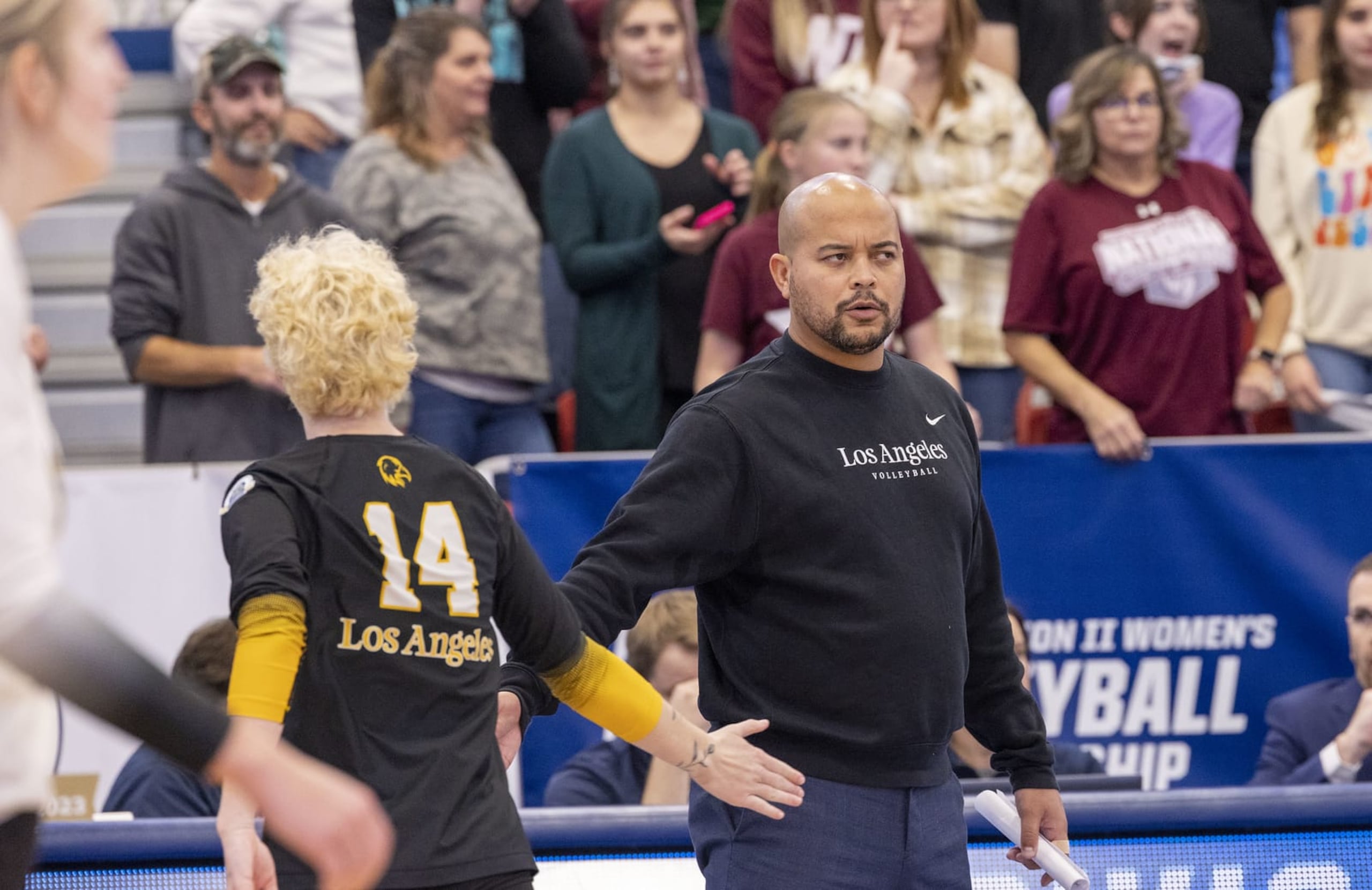Juanchi Figueroa lleva siete años al frente del programa de voleibol femenino en Cal State.