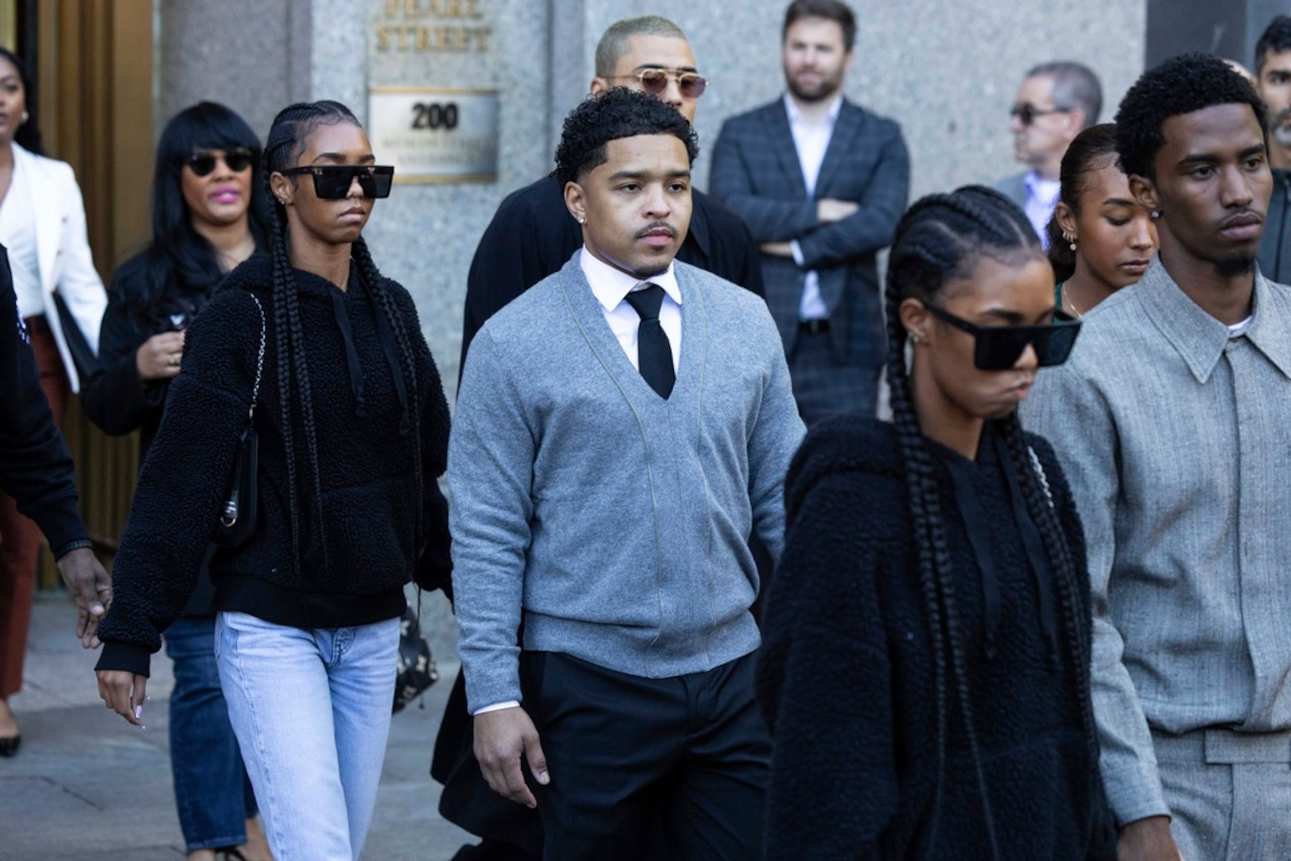 Justin Dior Combs, segundo desde la izquierda, sale del tribunal federal de Manhattan, el 10 de octubre de 2024, en Nueva York.