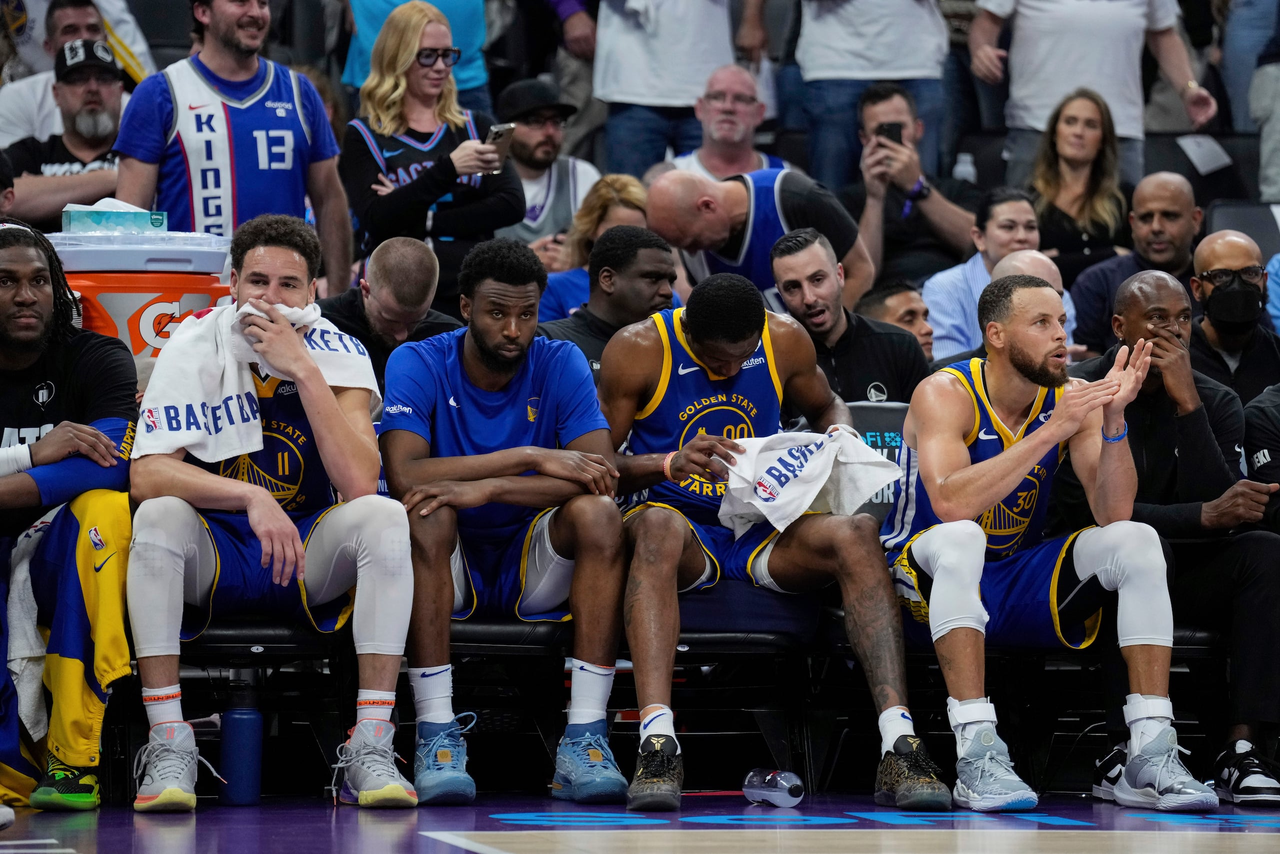 Klay Thompson,a la izquierda, mantiene su mirada perdida luego de su desastrosa actuación.