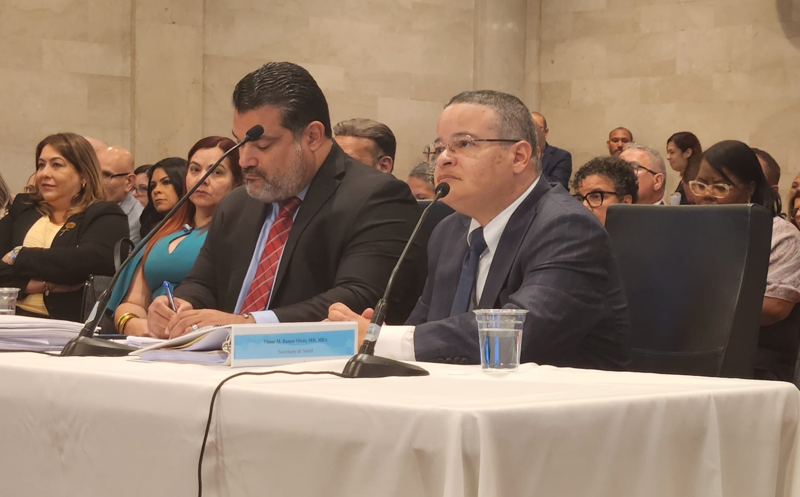 El designado secretario de Salud, Víctor Ramos, contesta pregunta de los senadores durante la Comisión Total.