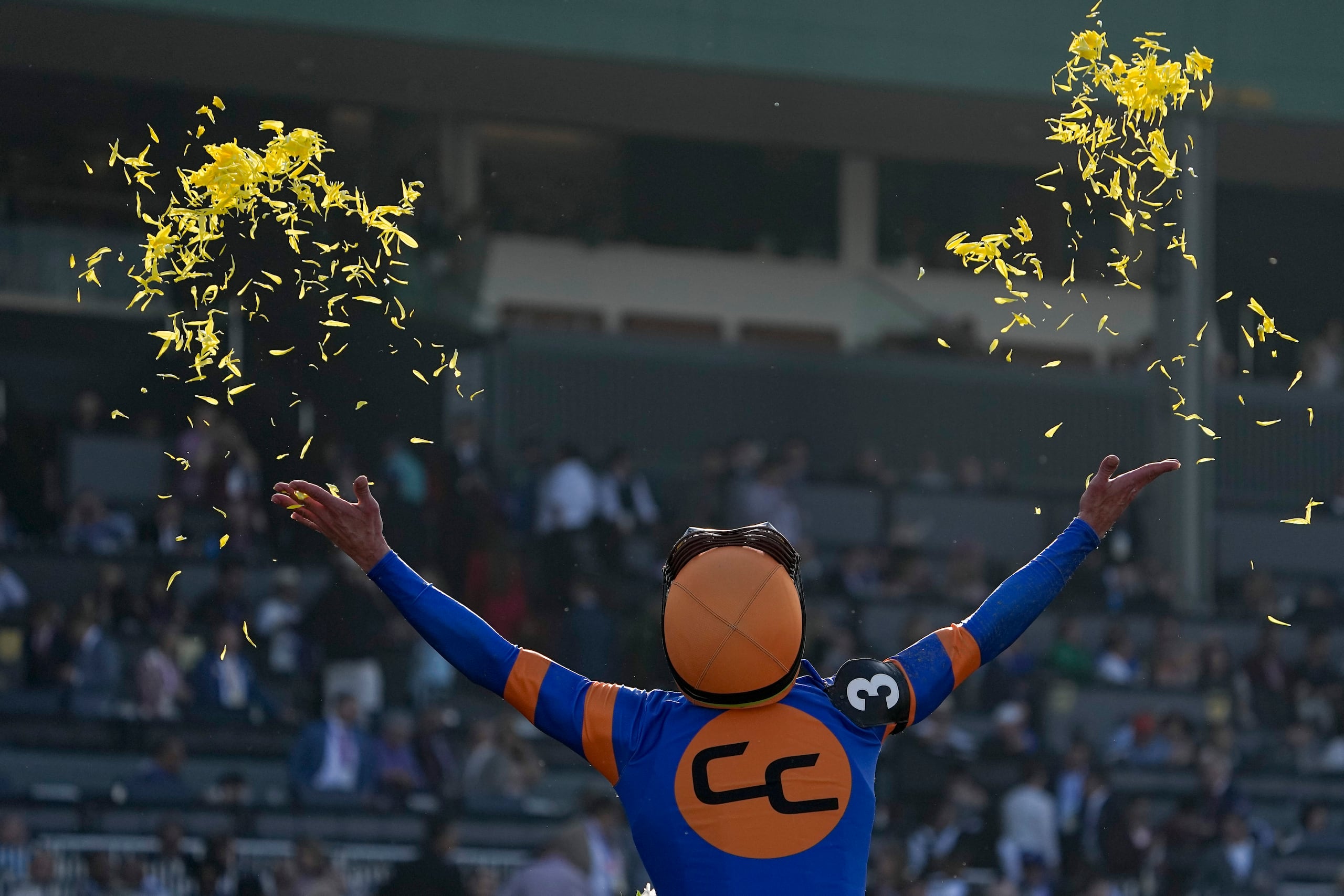 Irad Ortiz Jr. tira flores al aire celebrando la victoria.