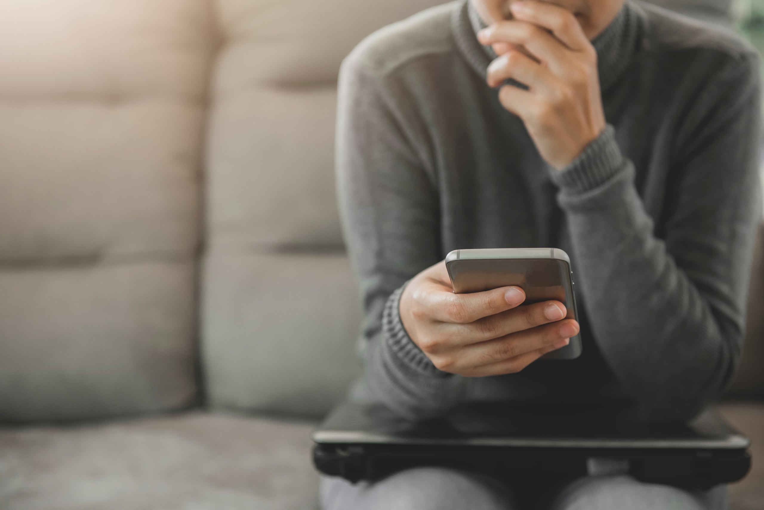 Utilizando mensajes de texto de cualquier plataforma como WhatsApp, Facebook Messenger, correos electrónicos, etcétera, los piratas informáticos pueden lograr que inadvertidamente, los usuarios accedan a enlaces que permiten la descarga de esos programas.