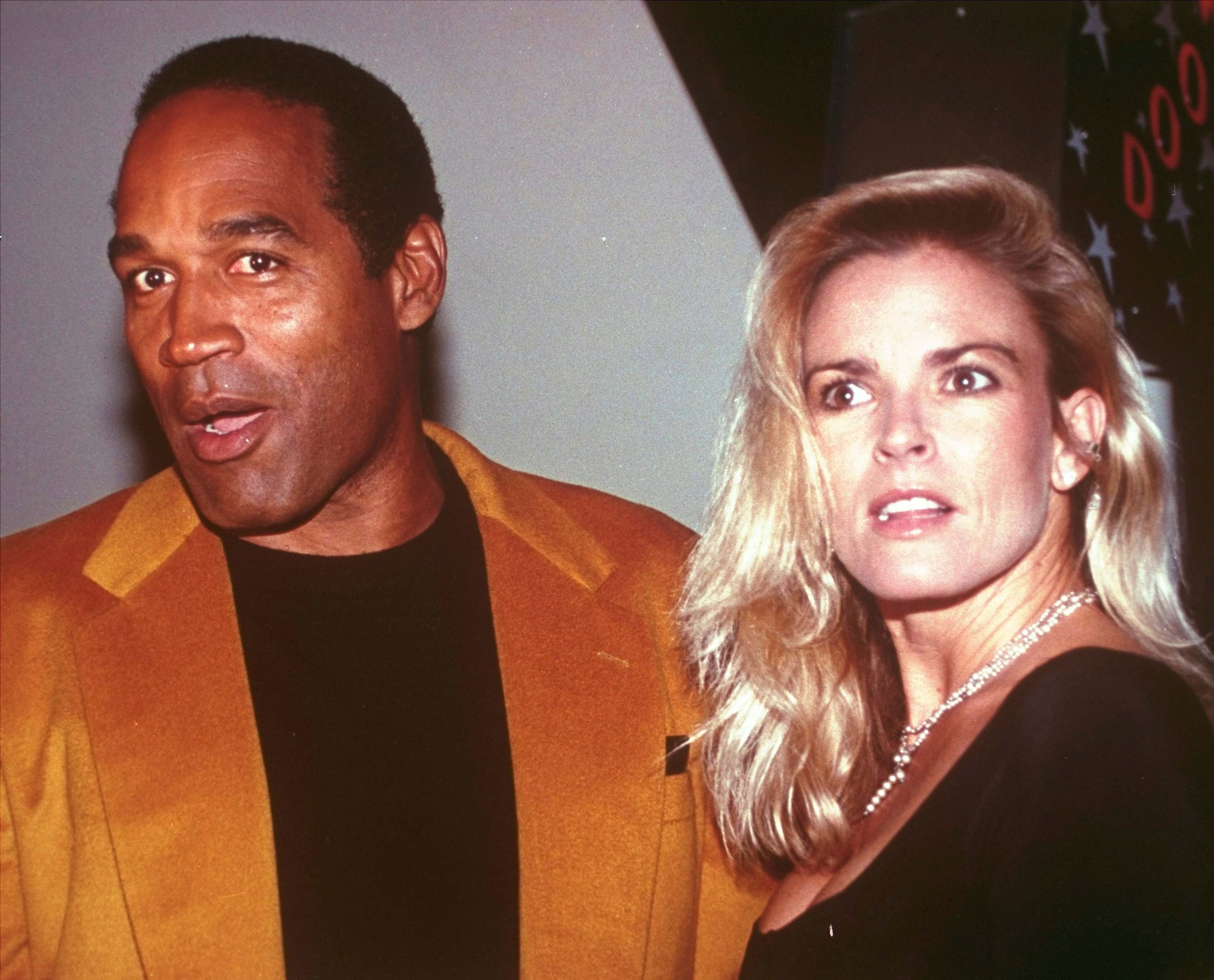 O.J. Simpson y su esposa Nicole Brown Simpson aparecen aquí al comparecer a la inauguración del Harley-Davidson Cafe en New York en Oct. 19, 1993.