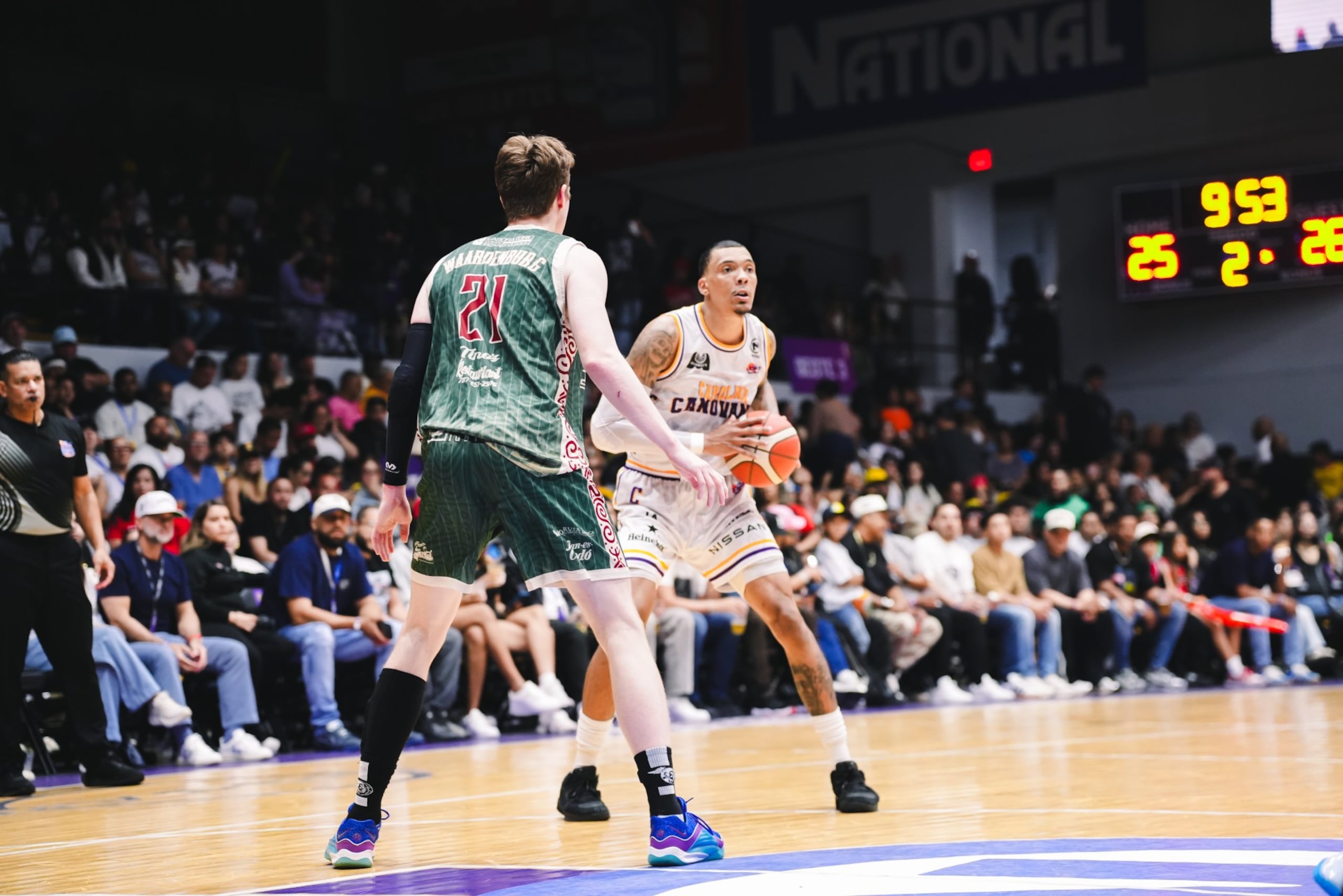 Jacob Wiley, de los Gigantes, con el balón en las manos frente a los Indios.