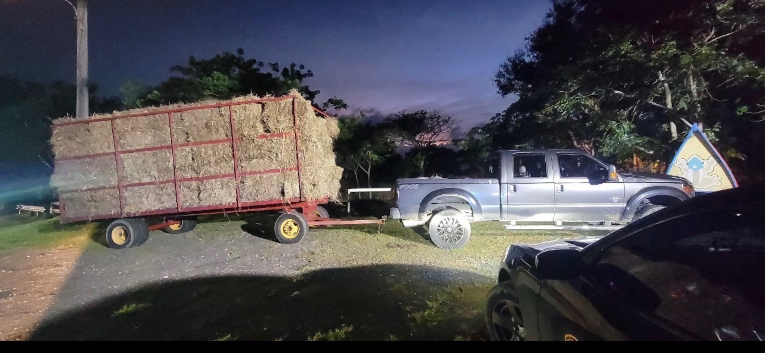 Tres personas fueron arrestadas durante la intervención relacionada con el hurto de unas 400 pacas de heno.