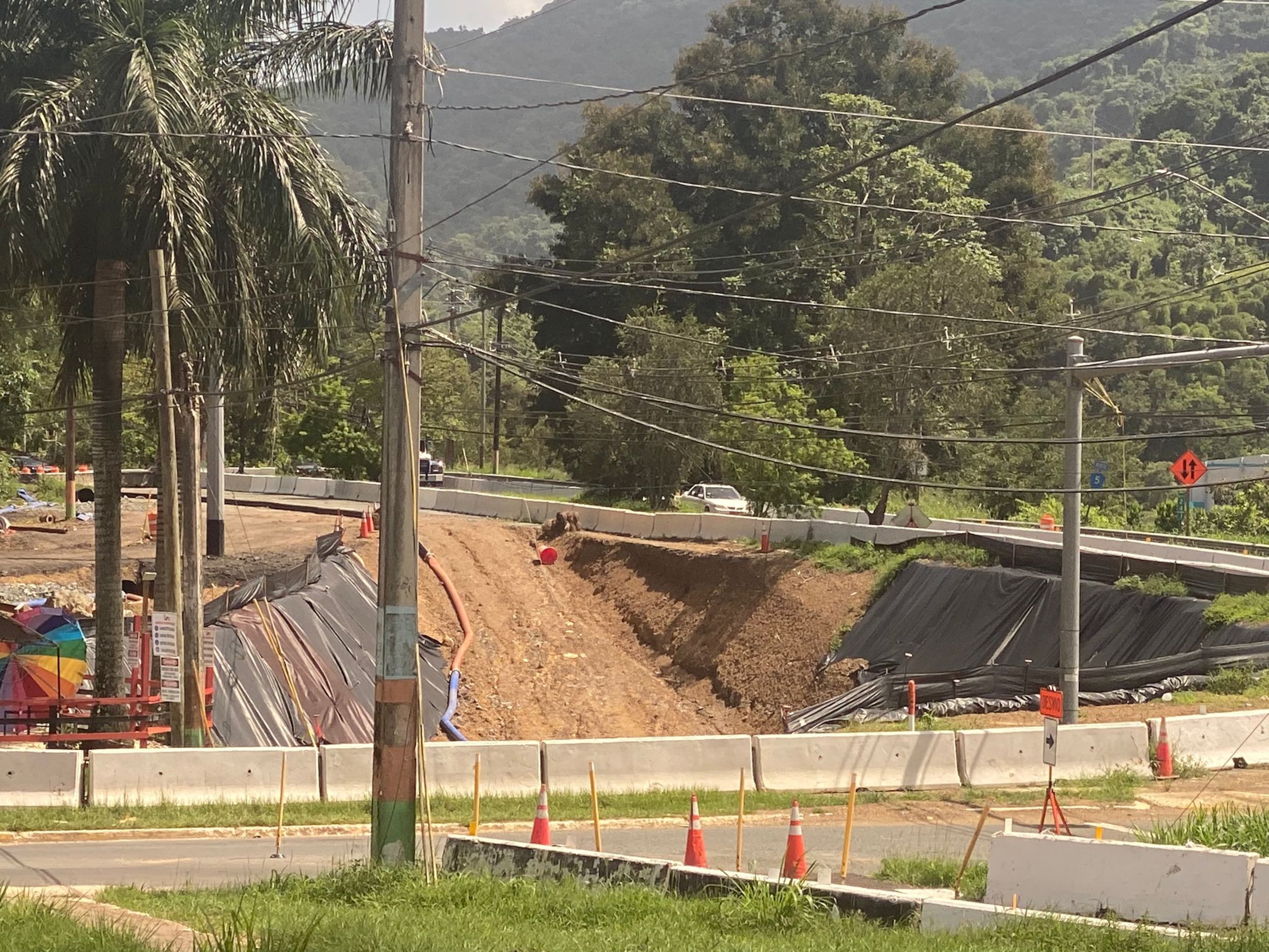 Socavón en Naranjito por el que piden acción a la ACT
