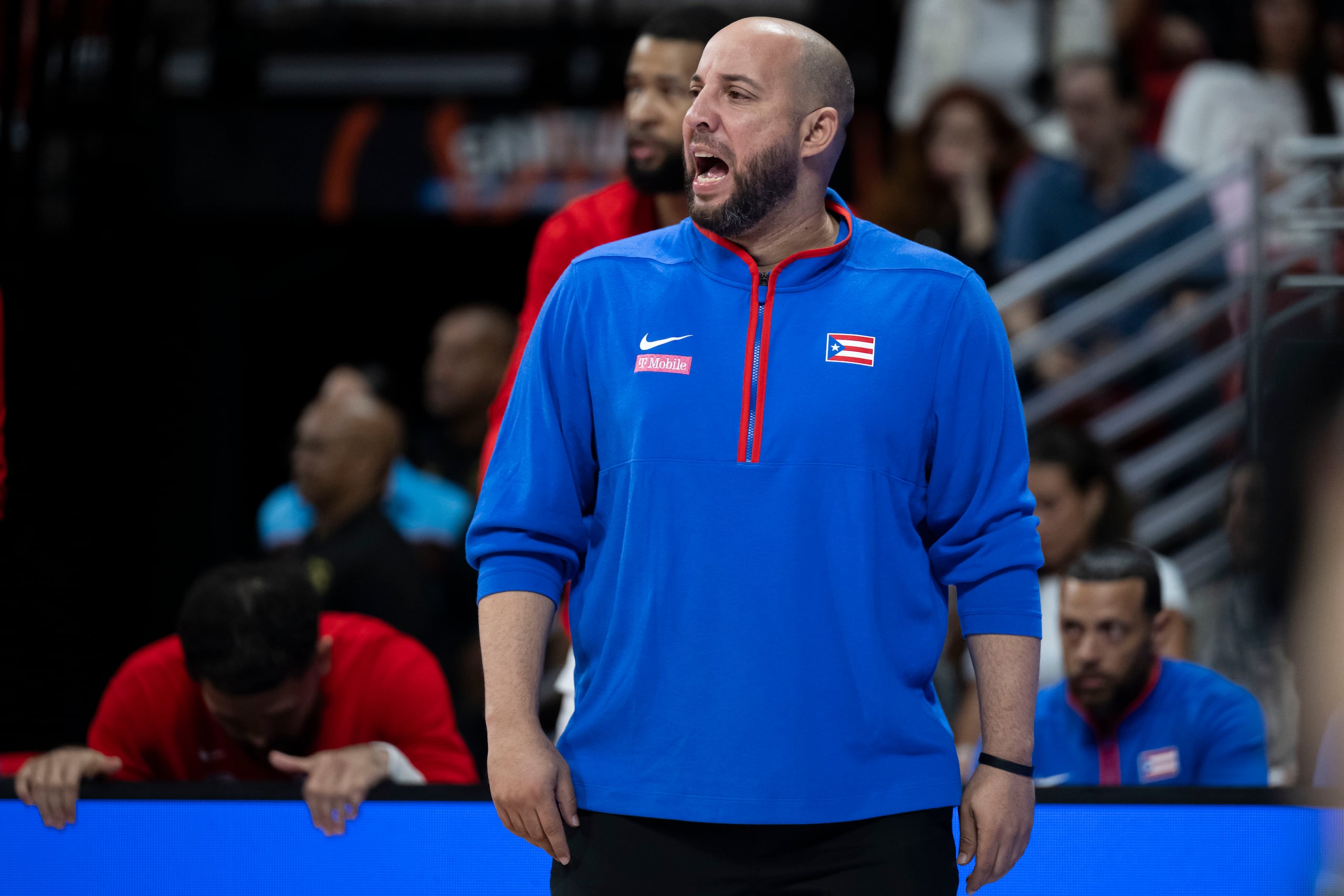 El dirigente nacional, Carlos González, durante el juego entre Puerto Rico y Canadá en la segunda ventana clasificatoria a la Copa del Mundo FIBA 2027.