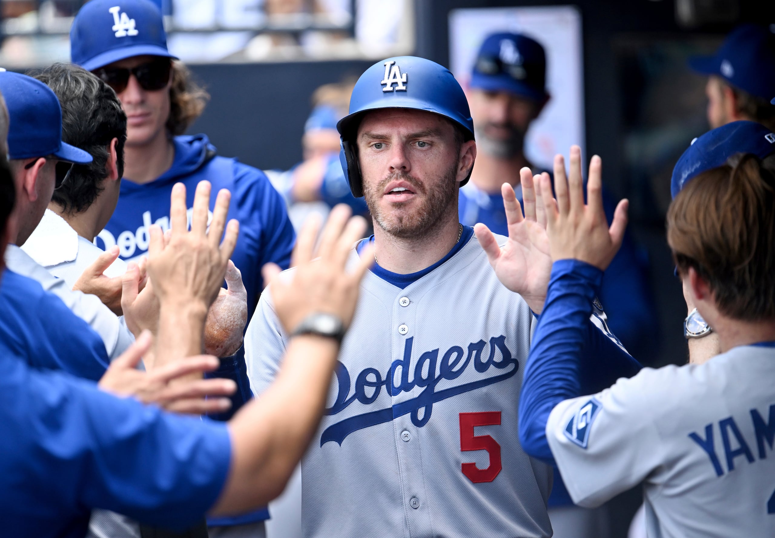 Freddie Freeman (5) de los Dodgers de Los Ángeles celebra tras anotar una carrera ante los Rays.
