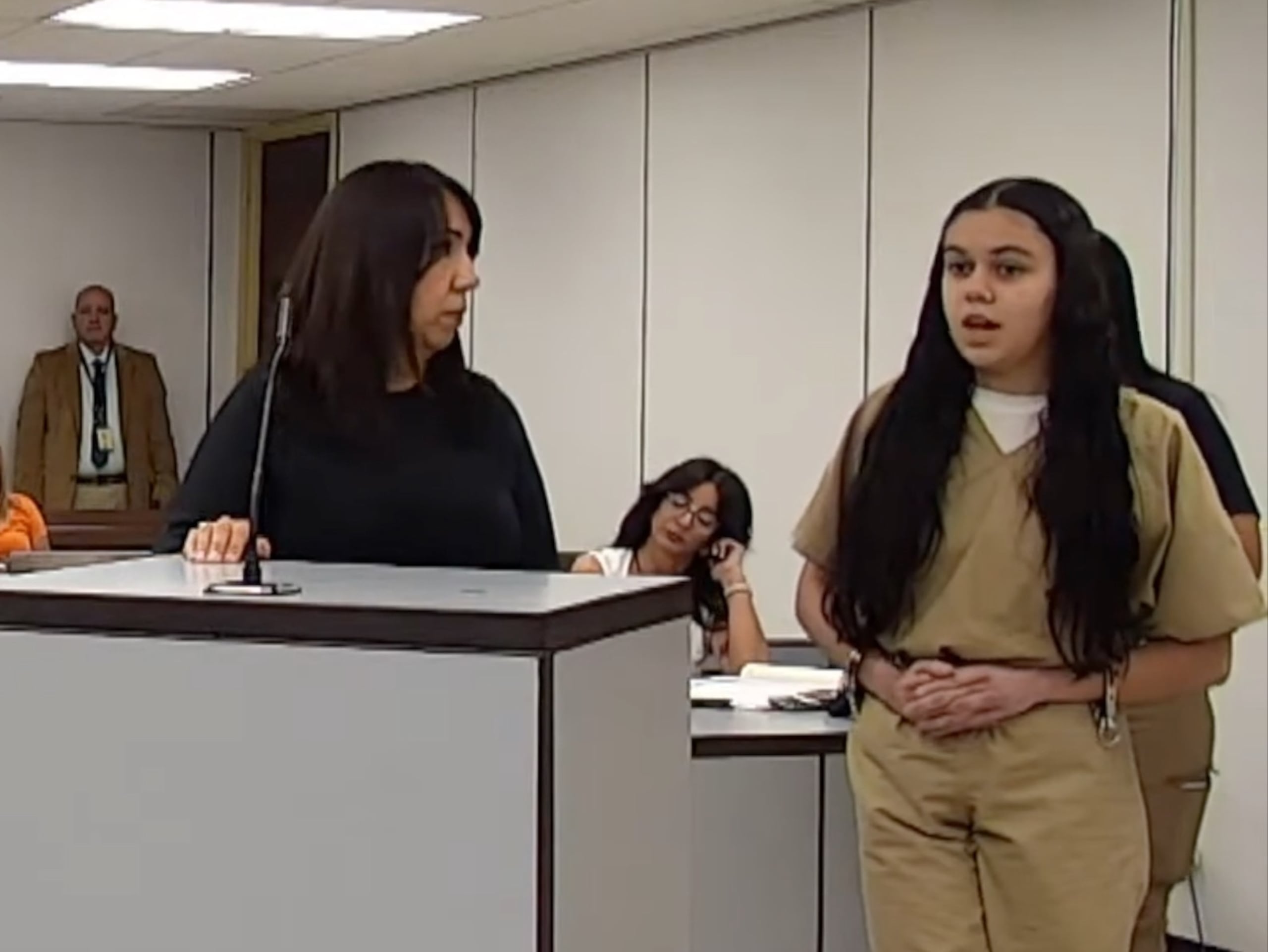 La defensa de Avilés Cabrera intentó convencer de que su representada y su madre, Elvia Cabrera, no llegaron al lugar “con el propósito común y acordado de matar a nadie. Mucho menos que hubiesen actuado como tal en lo que se refiere a la posesión de un arma punzante”.