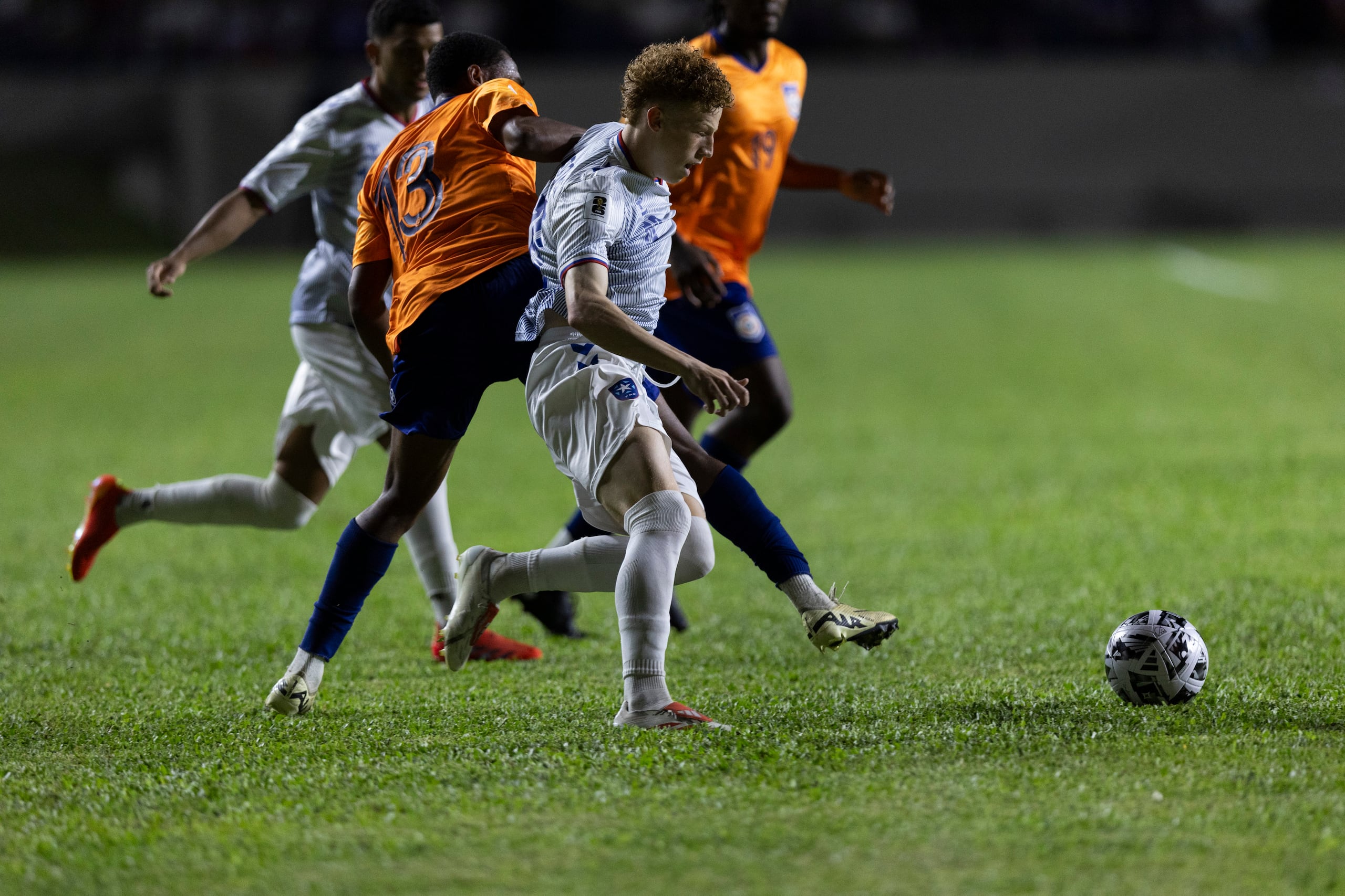 Jeremy de León intenta controlar el balón en un juego contra Anguila en el Estadio Juan Ramón Loubriel, como parte de la clasificatorias al Mundial 2026.