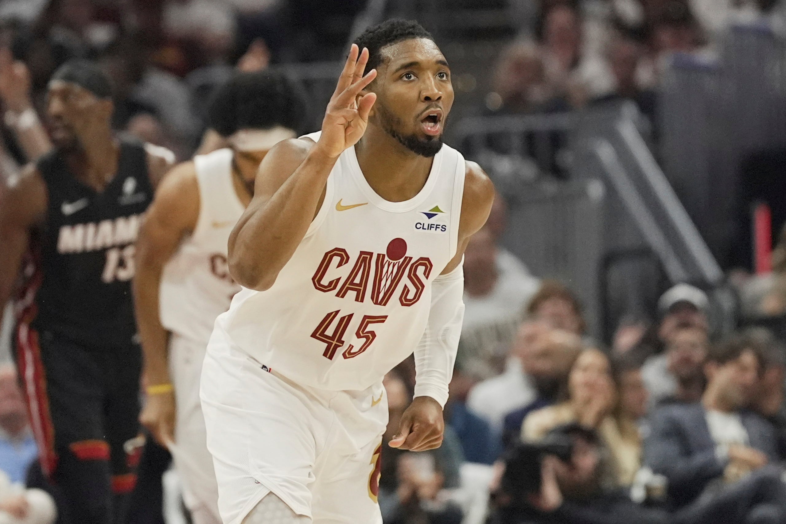 Donovan Mitchell, base de los Cavaliers de Cleveland, festeja tras encestar un triple en el segundo partido de la serie de playoffs ante el Heat de Miami.