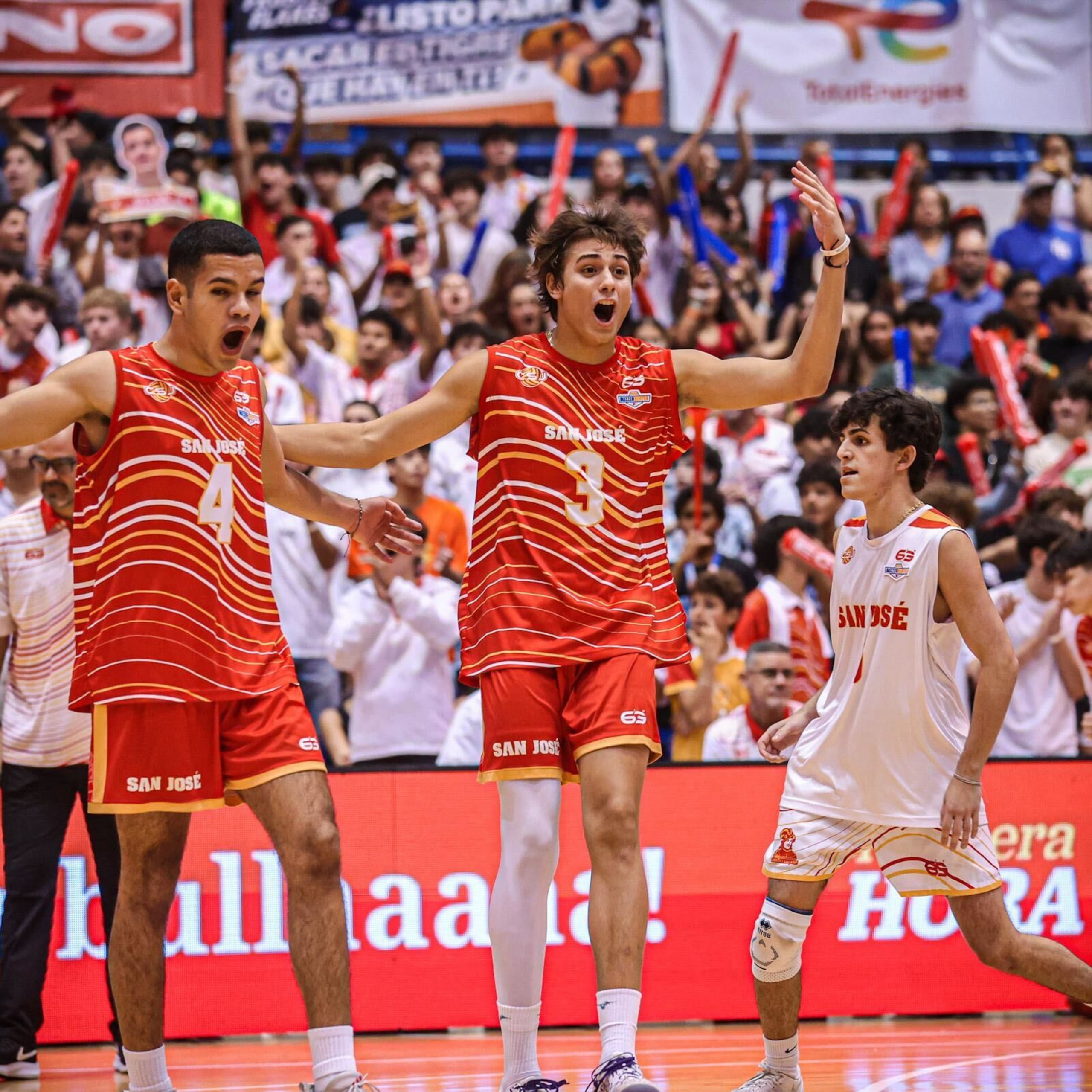 Los jugadores del Colegio San José celebran un punto durante la final de la Copa Buzzer Beater contra el Colegio San Ignacio.