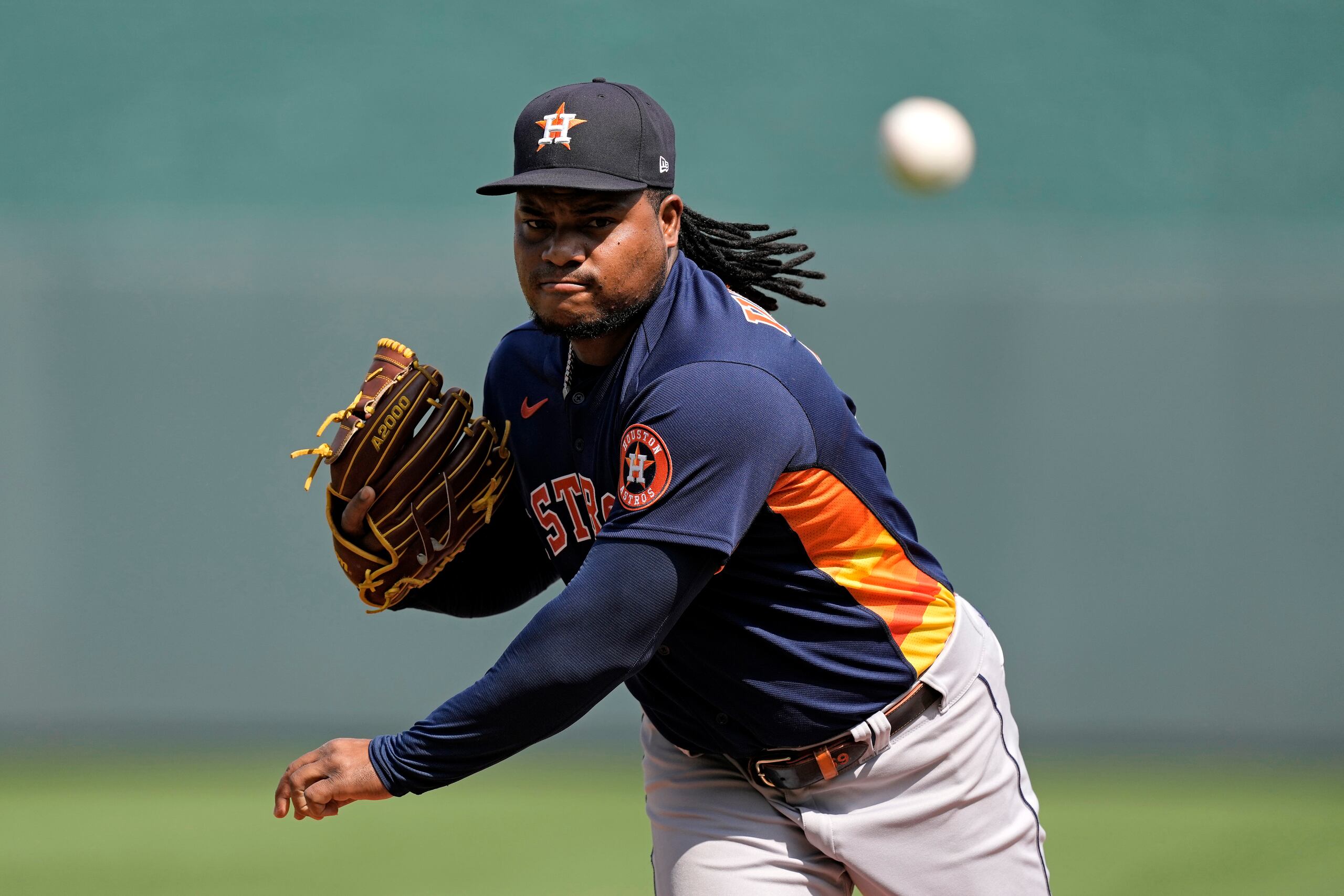 El lanzador abridor dominicano de los Astros de Houston Framber Valdez hace un lanzamiento durante la 1ra entrada del juego ante los Royals.