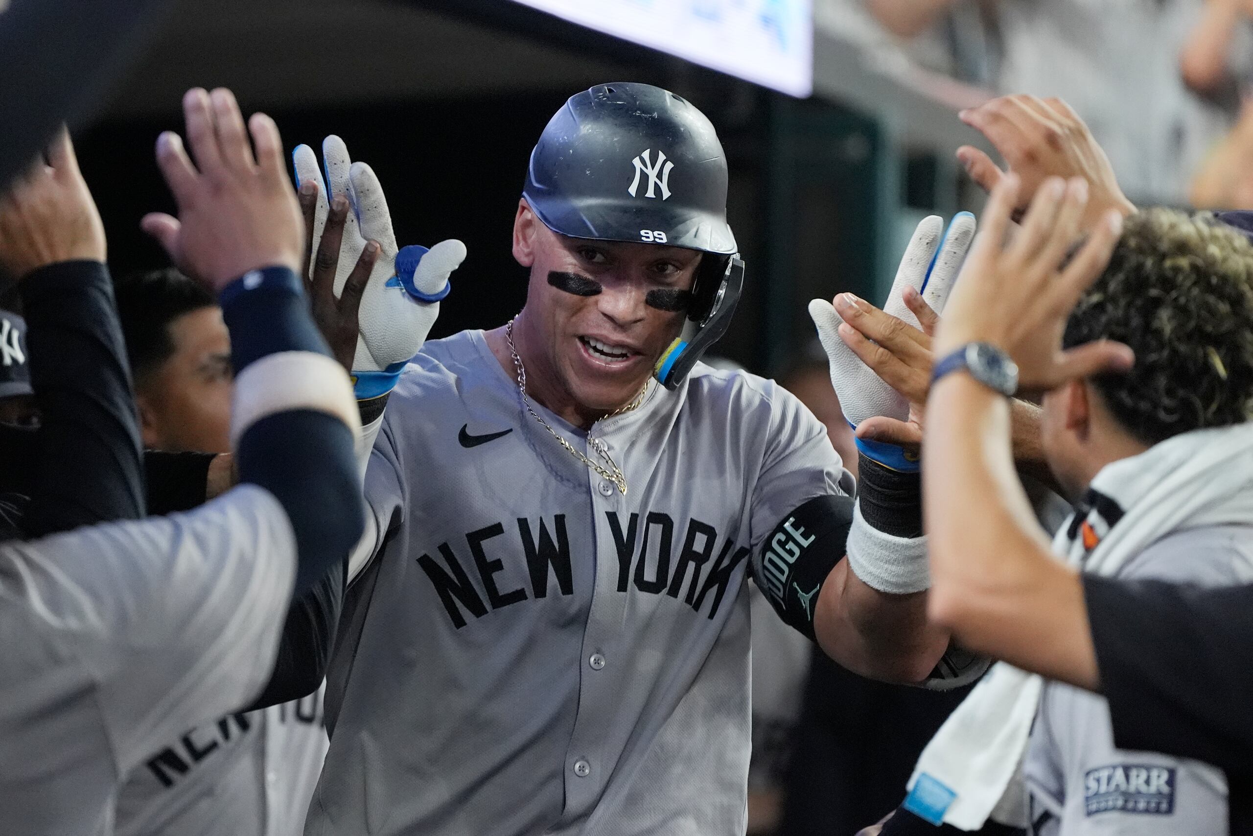Aaron Judge, de los Yankees de Nueva York, festeja en la cueva tras batear un jonrón.