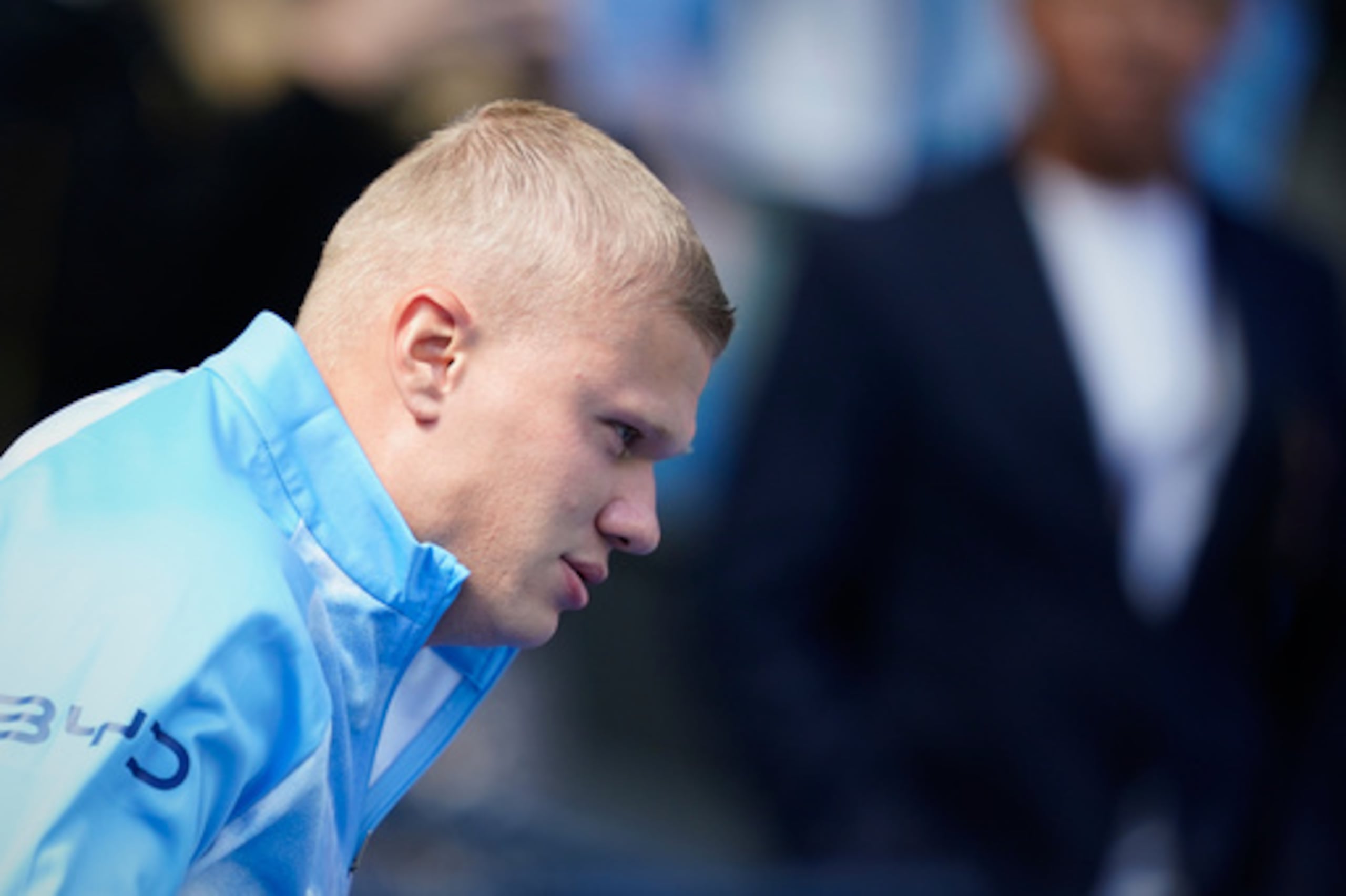 Erling Haaland, del Manchester City, calienta antes del partido de fútbol de la Premier League inglesa entre el Manchester City y el Bournemouth, celebrado en Manchester (Inglaterra) el domingo 23 de agosto de 2026. (Foto AP/Dave Thompson)
