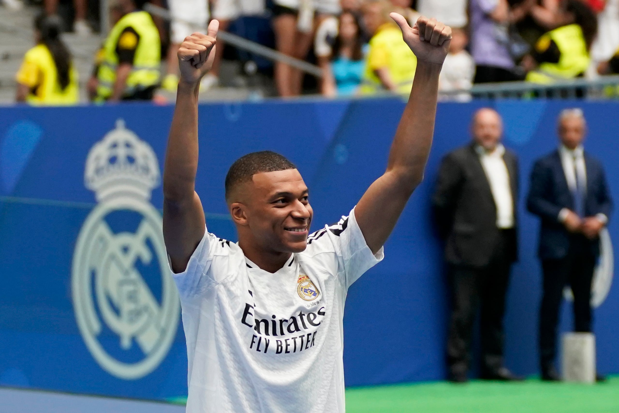 El futbolista francés Kylian Mbappé saluda a los aficionados durante su presentación como jugador del Real Madrid en el estadio Santiago Bernabéu, en Madrid.