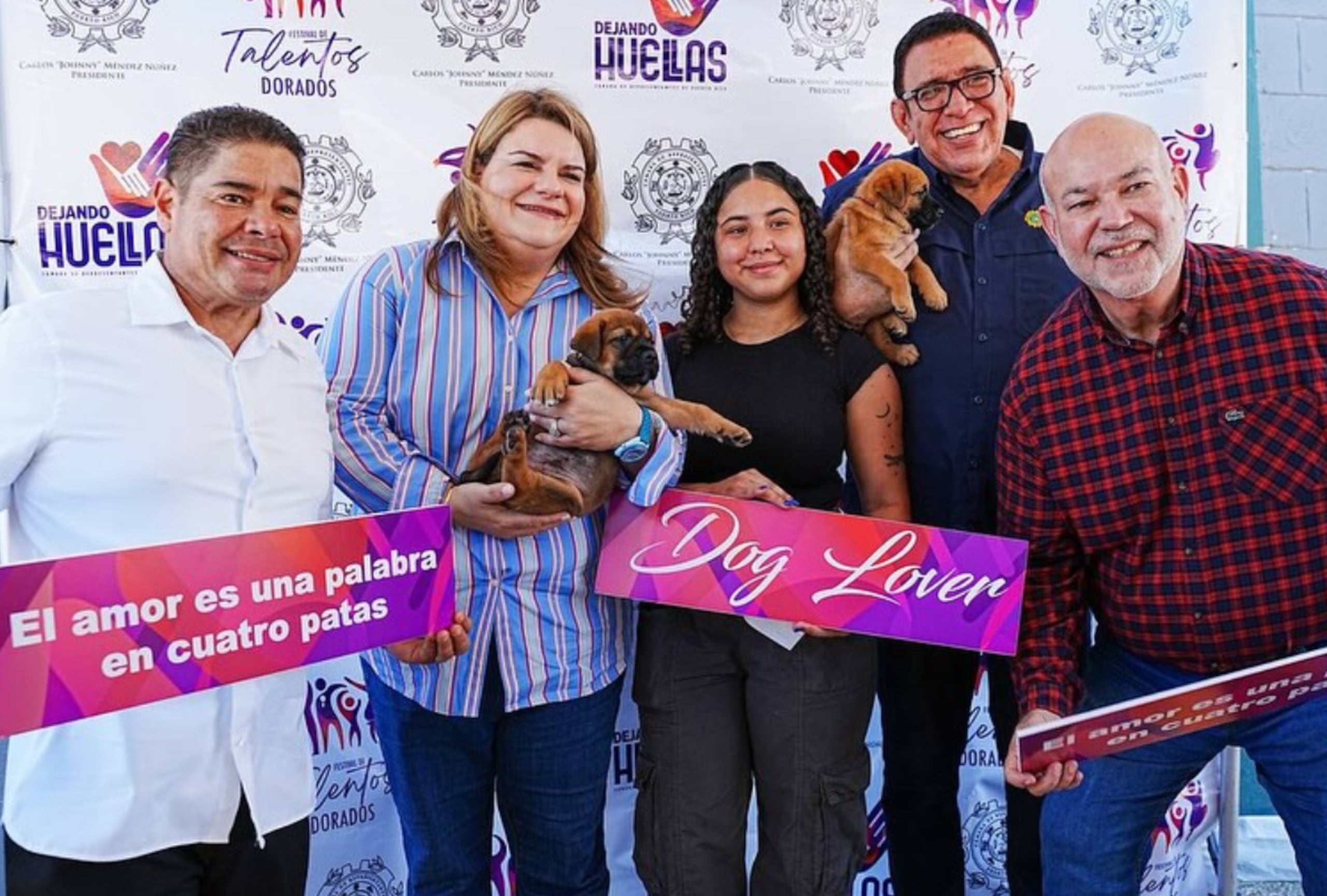 La gobernadora Jenniffer González, juntos a varios representantes, durante la vacunación de animales en Toa Baja.