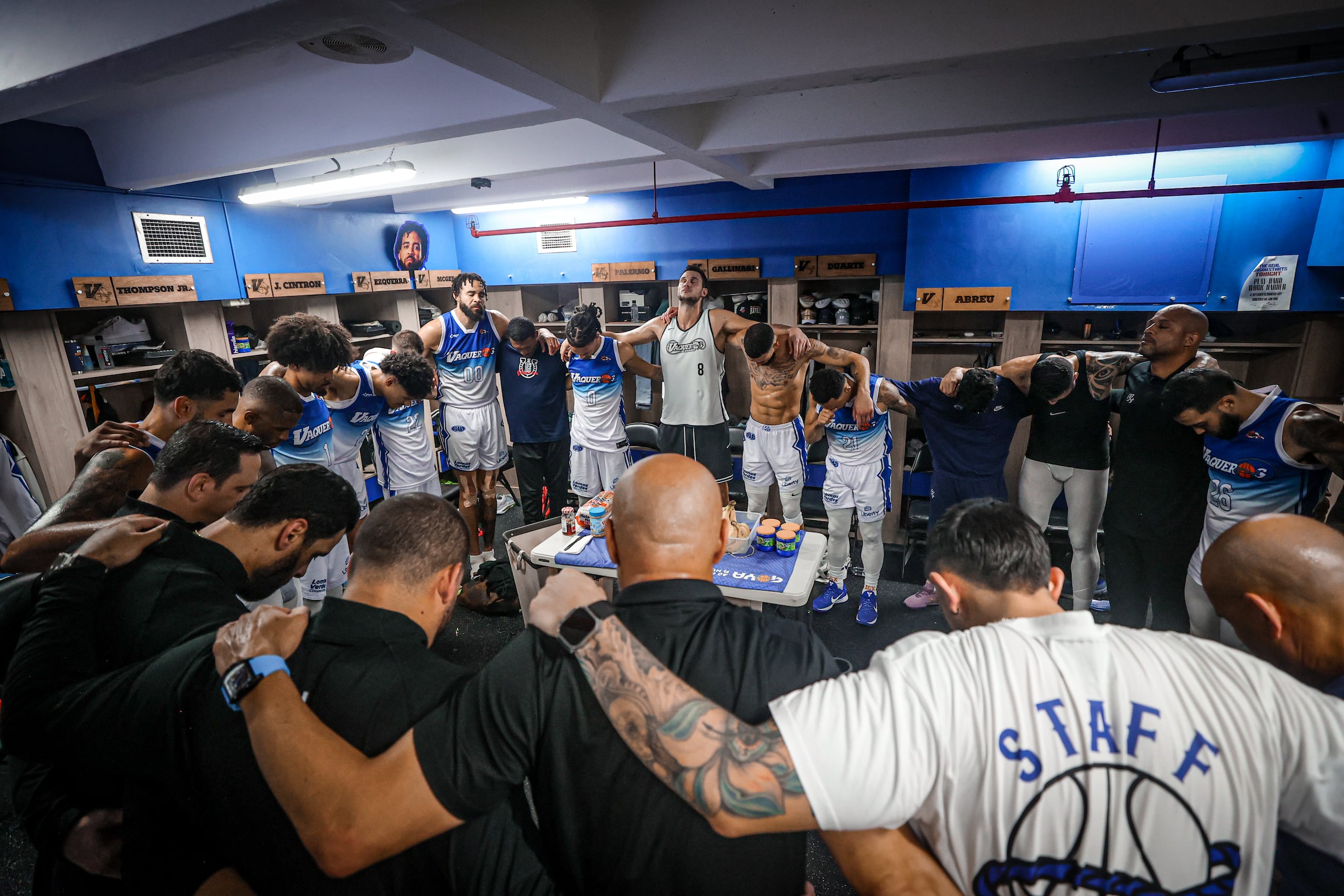 Los Vaqueros realizan una oración en el camerino local consumado su pase a la gran final del BSN.