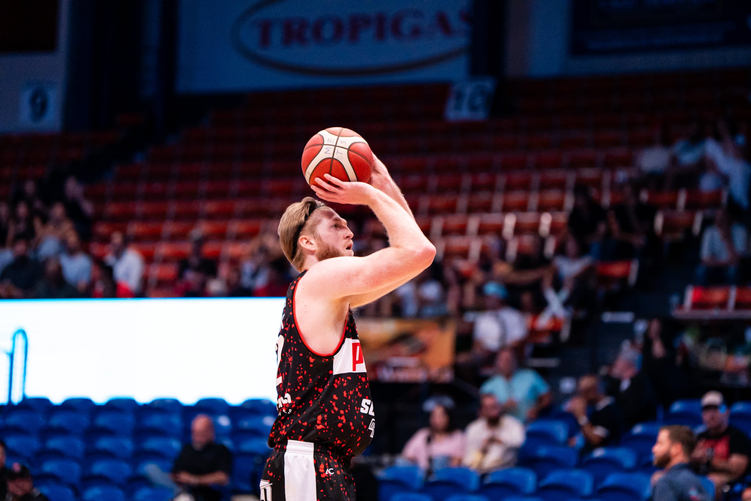 El importado Brady Manek terminó la noche con 26 puntos y 10 rebotes.