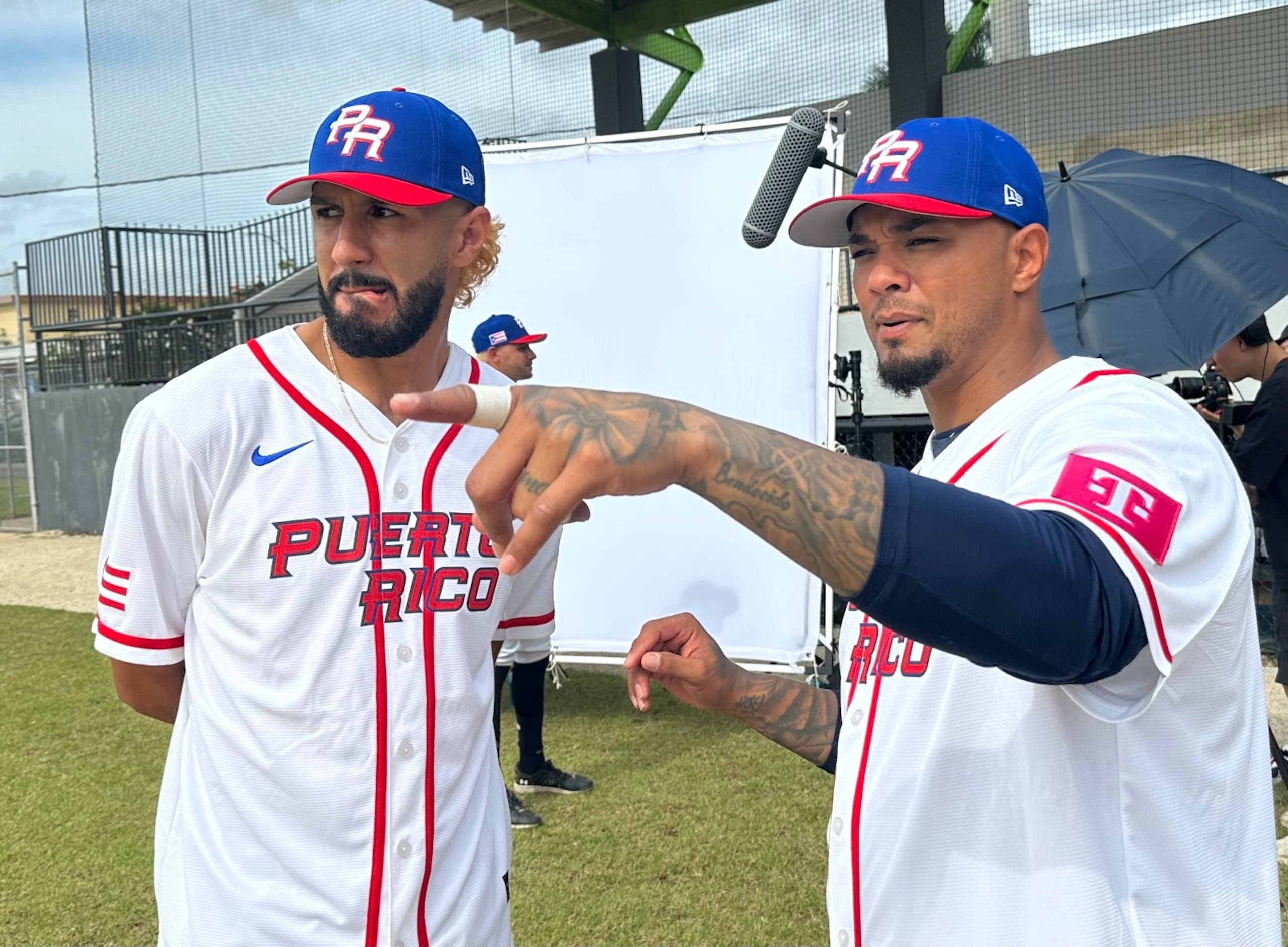 Raymond Burgos y Machete Maldonado conversan durante una etapa de la práctica.