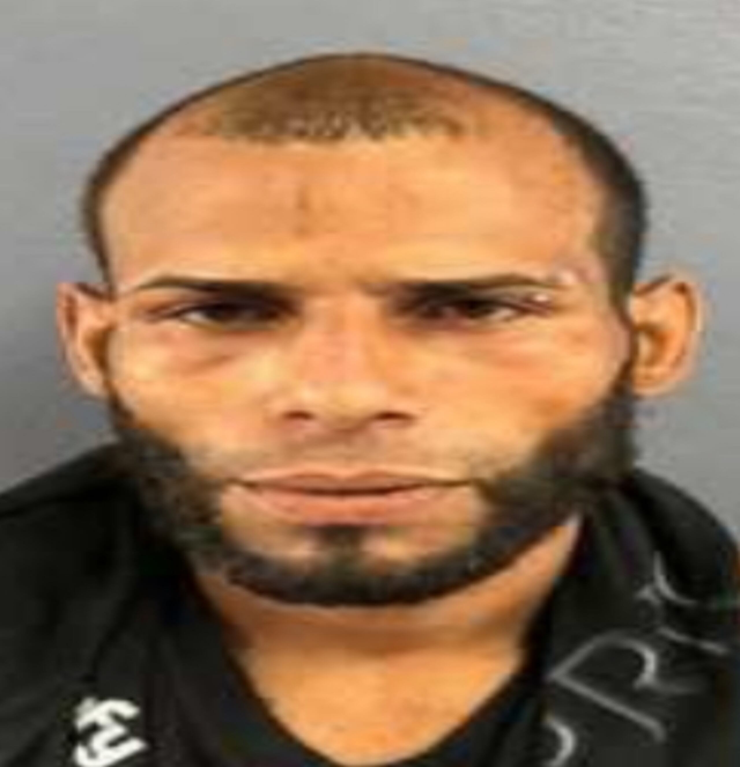 Se busca a Luis Gómez Morales, de 33 años, alias Pitirre, contra quien pesa orden de arresto por escalamiento con una fianza de $40,000.00.