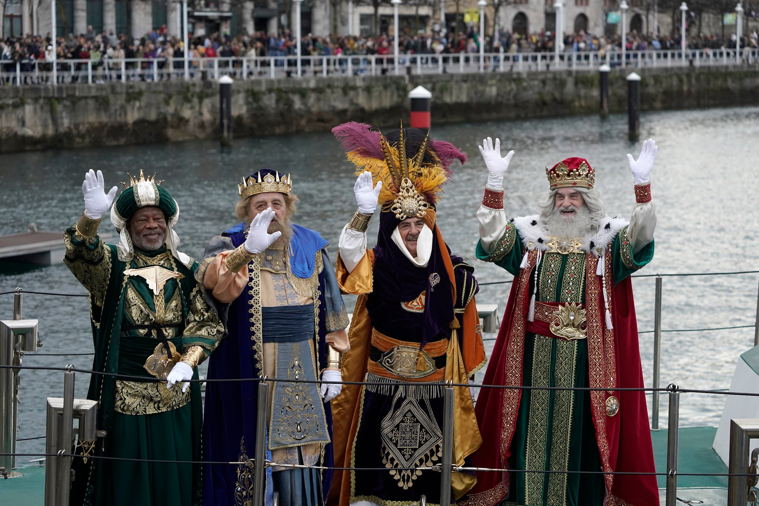 Los Reyes Magos llegan al puerto deportivo de Gijón (España) este domingo. EFE/Paco Paredes
