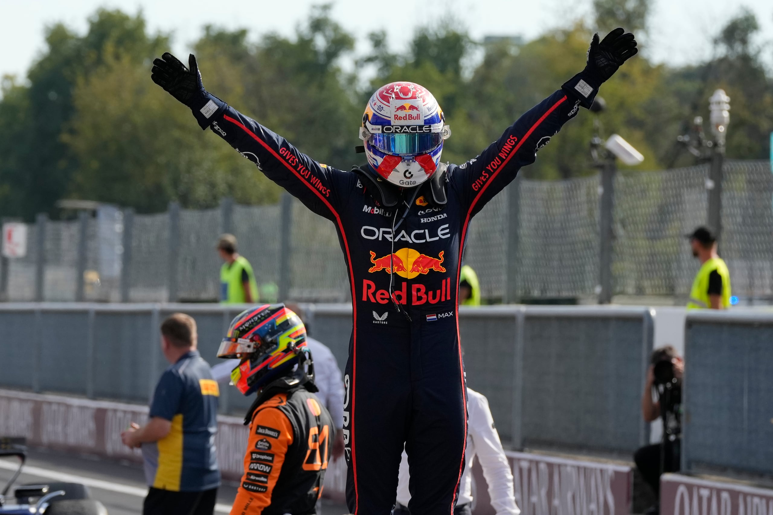 El piloto holandés Max Verstappen de Red Bull celebra al ganar el Gran Premio de Italia en Monza.