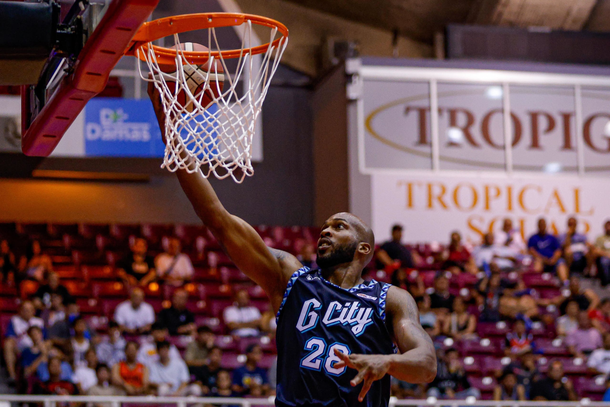 Ysmael Romero ataca el canasto en su debut con los Mets de Guaynabo frente a los Leones de Ponce el pasado miércoles.