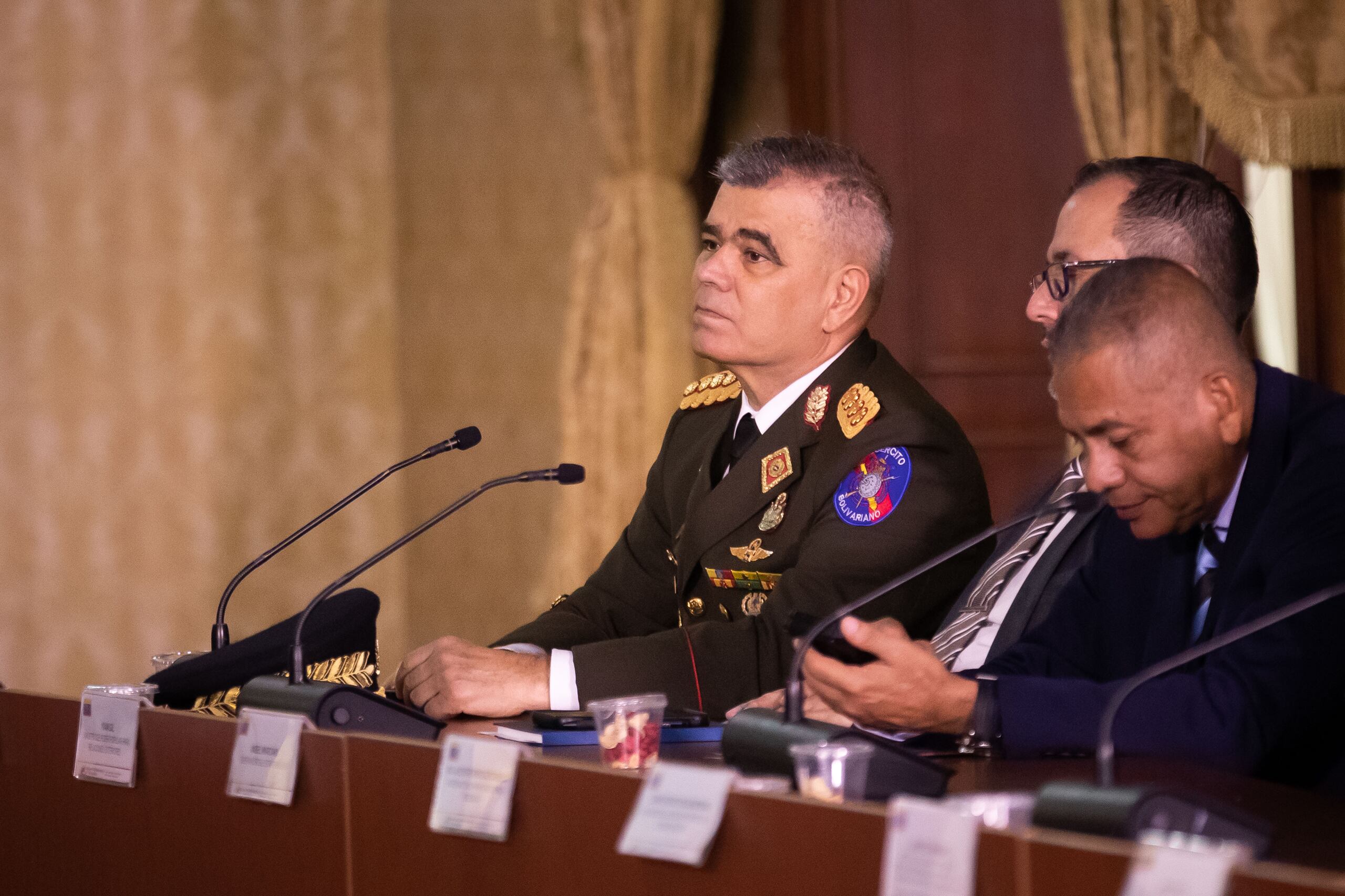El ministro de Defensa de Venezuela, Vladimir Padrino López (i), participa en una reunión de la Alta Comisión para la Defensa de la Guayana Esequiba, en Caracas (Venezuela). EFE/Rayner Peña R.