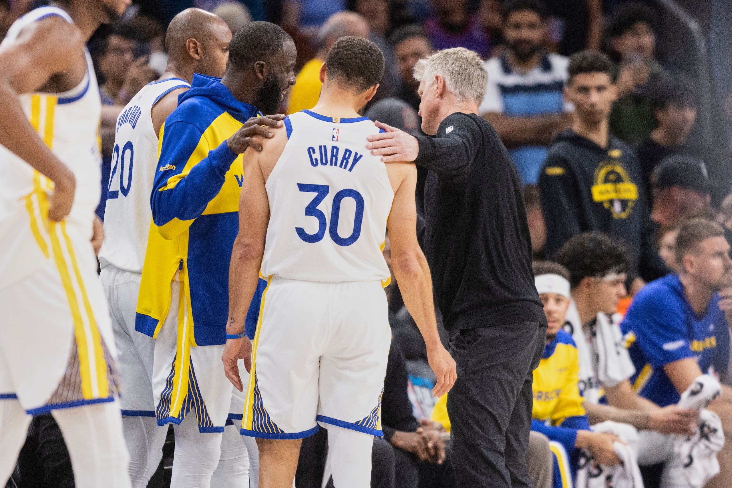 Steve Kerr conversa con sus estrellas Draymond Green y Stephen Curry.