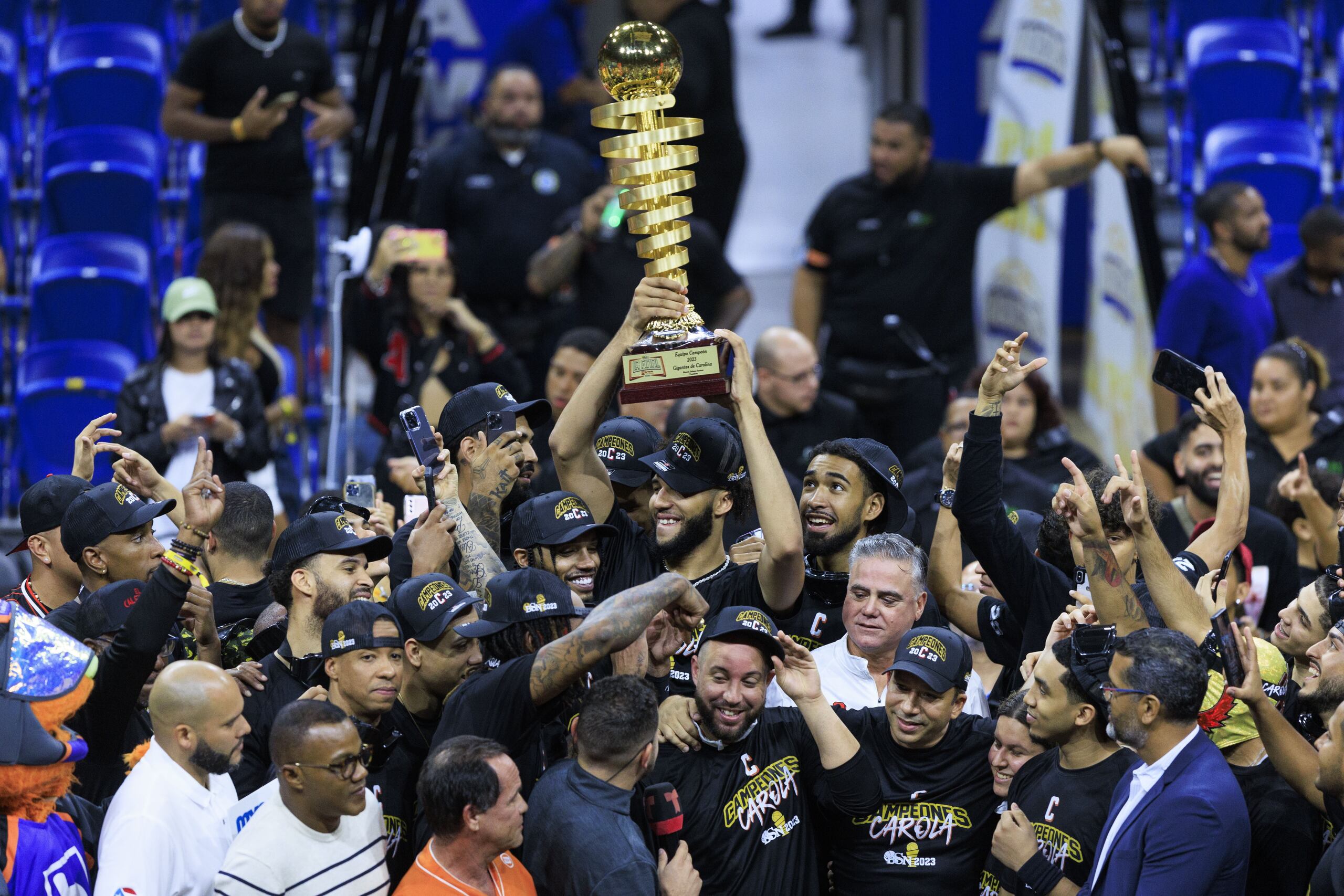 George Conditt y los Gigantes levantan el trofeo de campeonato del BSN en 2023 en el Coliseo Rubén Rodríguez, de Bayamón.