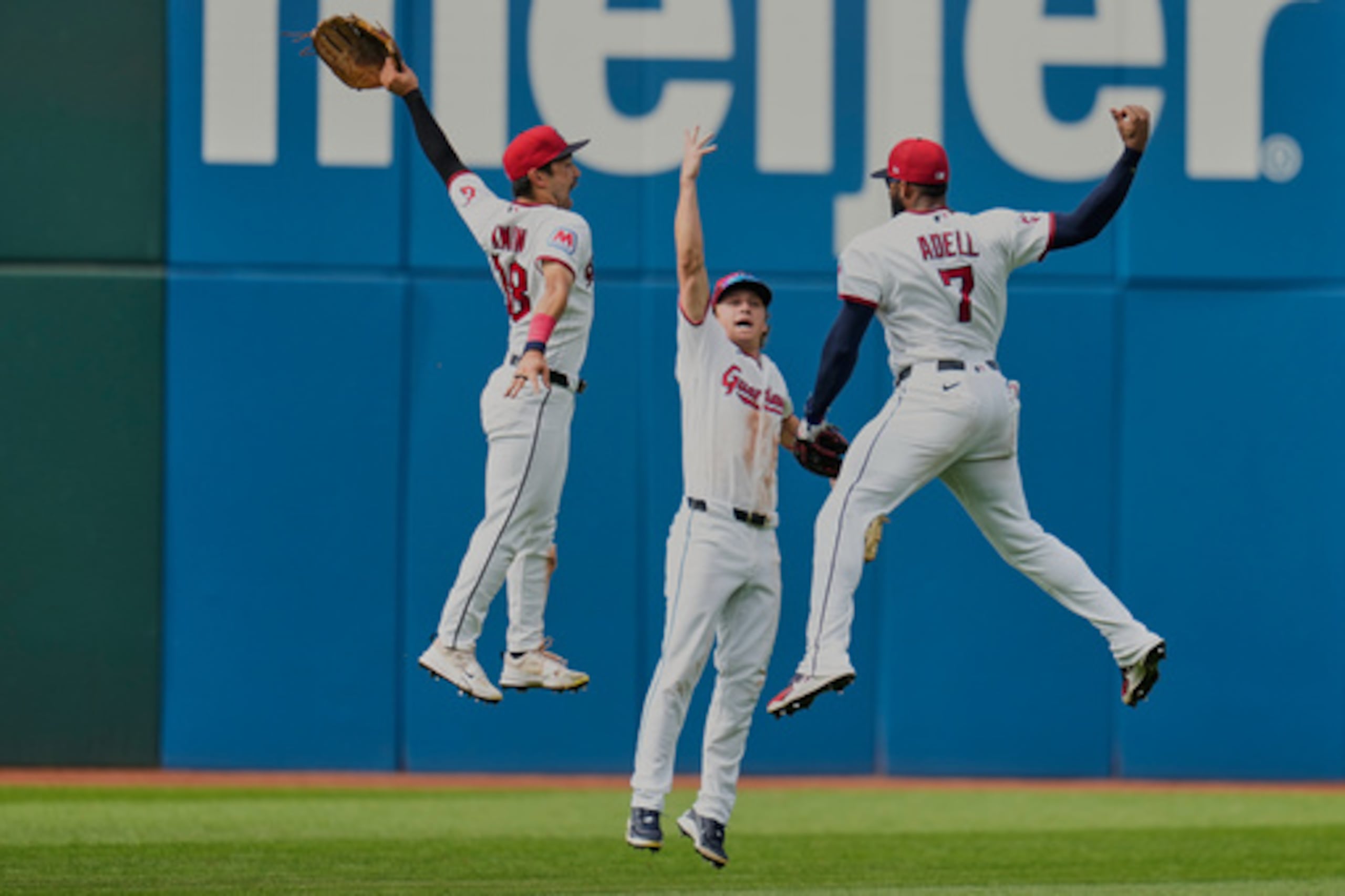 El jardinero izquierdo de los Cleveland Guardians, Steven Kwan (a la izquierda), el jardinero central Petey Halpin (en el centro) y el jardinero derecho Jo Adell (7) celebran la victoria de los Guardians sobre los Chicago White Sox en un partido de béisbol disputado en Cleveland el miércoles 16 de septiembre de 2026. (Foto AP/Sue Ogrocki)