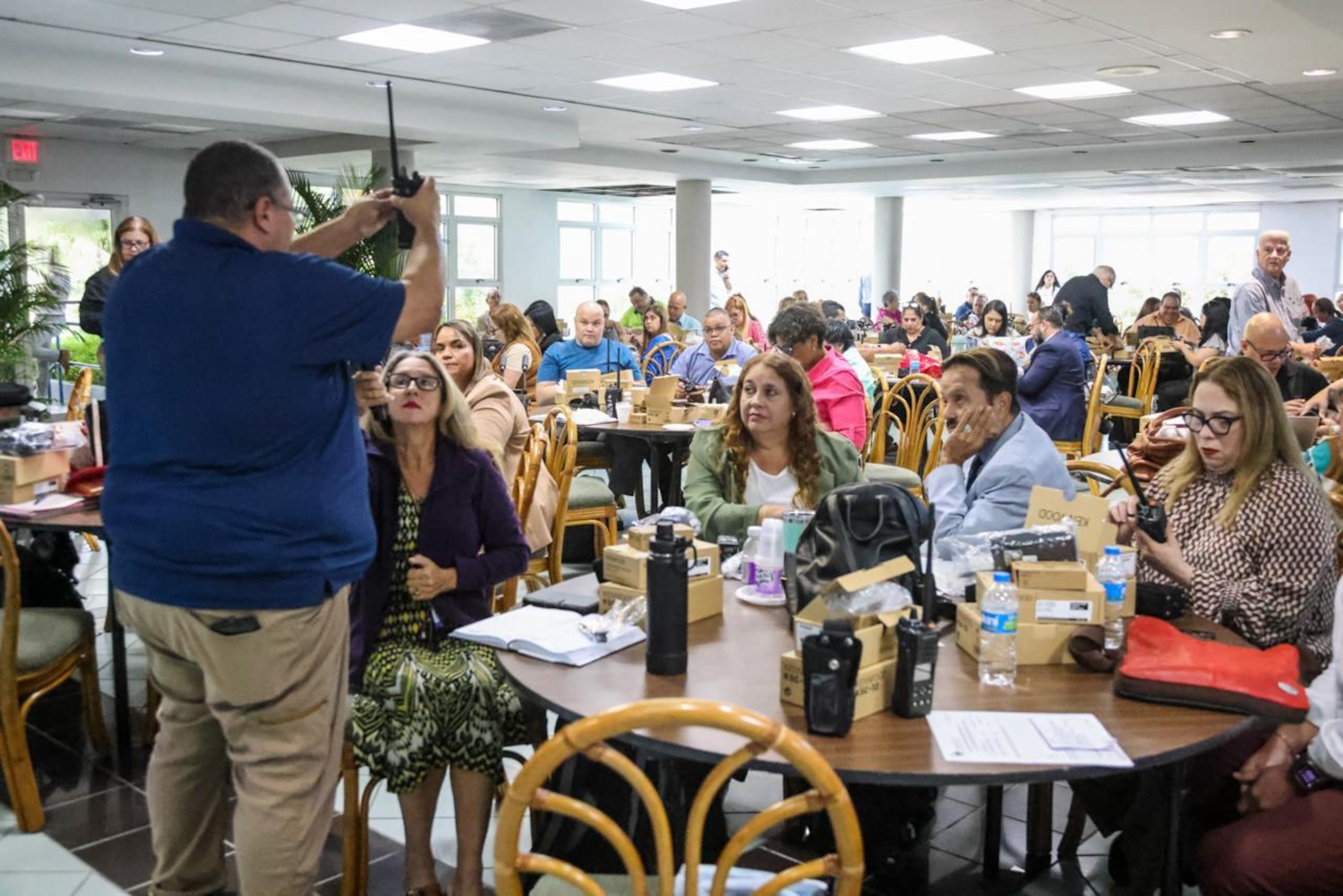 Personal de la Policía adiestró a los empleados de la región educativa de San Juan sobre el uso de los radios de comunicación.