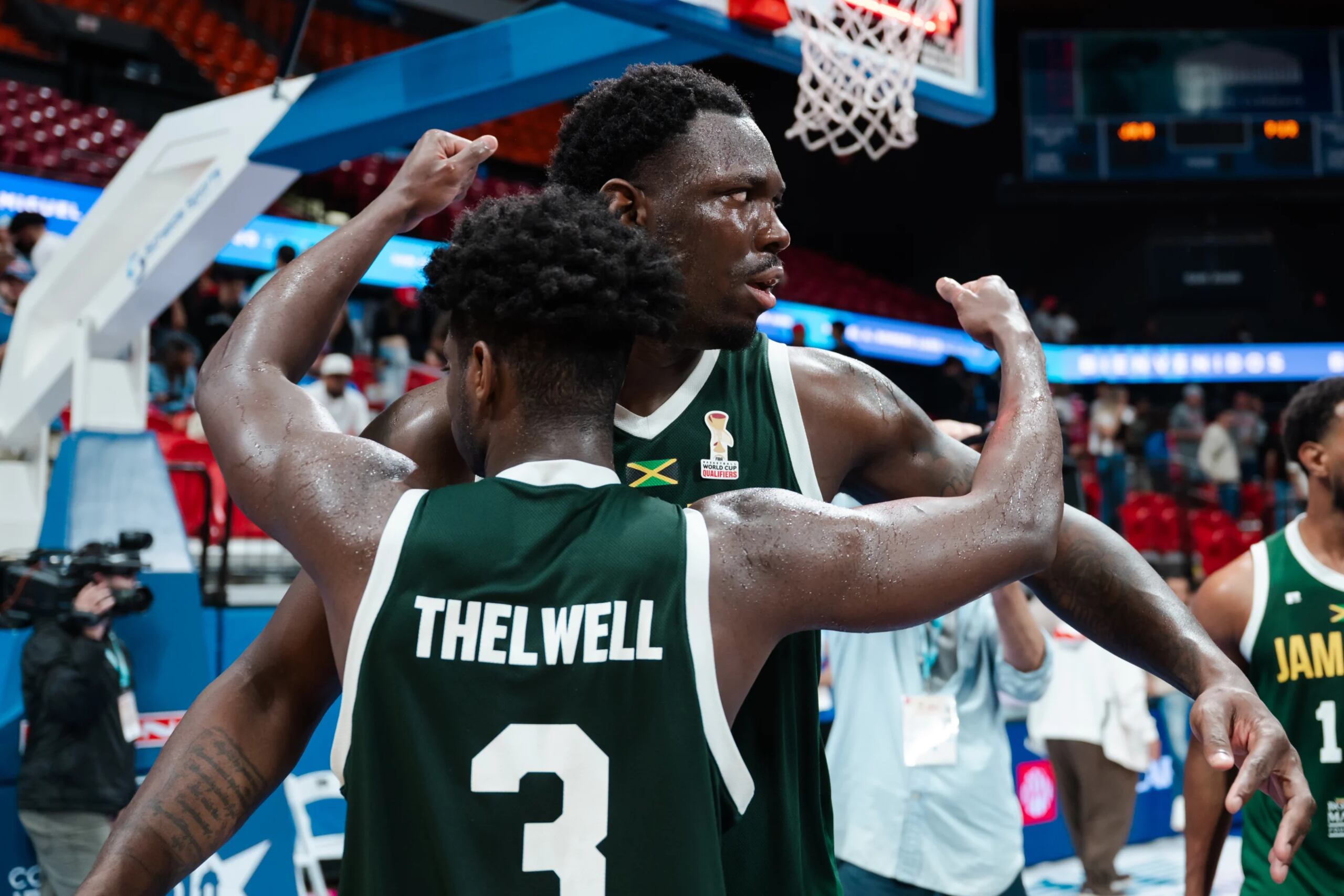 Andrew Thelwell abraza a Kofi Cockburn tras el triunfo de Jamaica sobre Puerto Rico en la apertura de las ventanas clasificatorias a la Copa del Mundo de la FIBA.