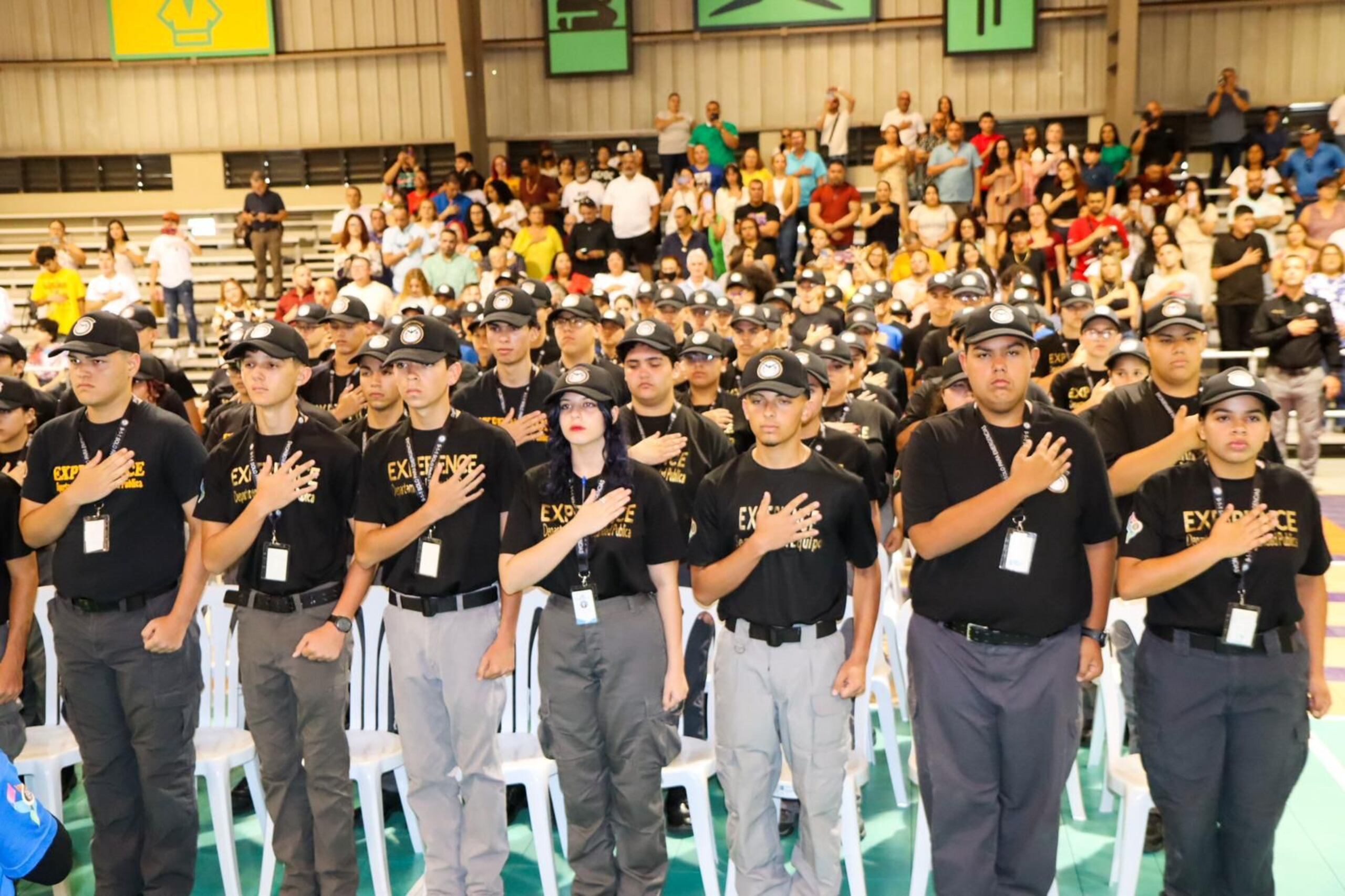 Estudiantes de la escuela Doctora María Cadilla de Arecibo que culminaron el programa Experience del Departamento de Seguridad Pública.