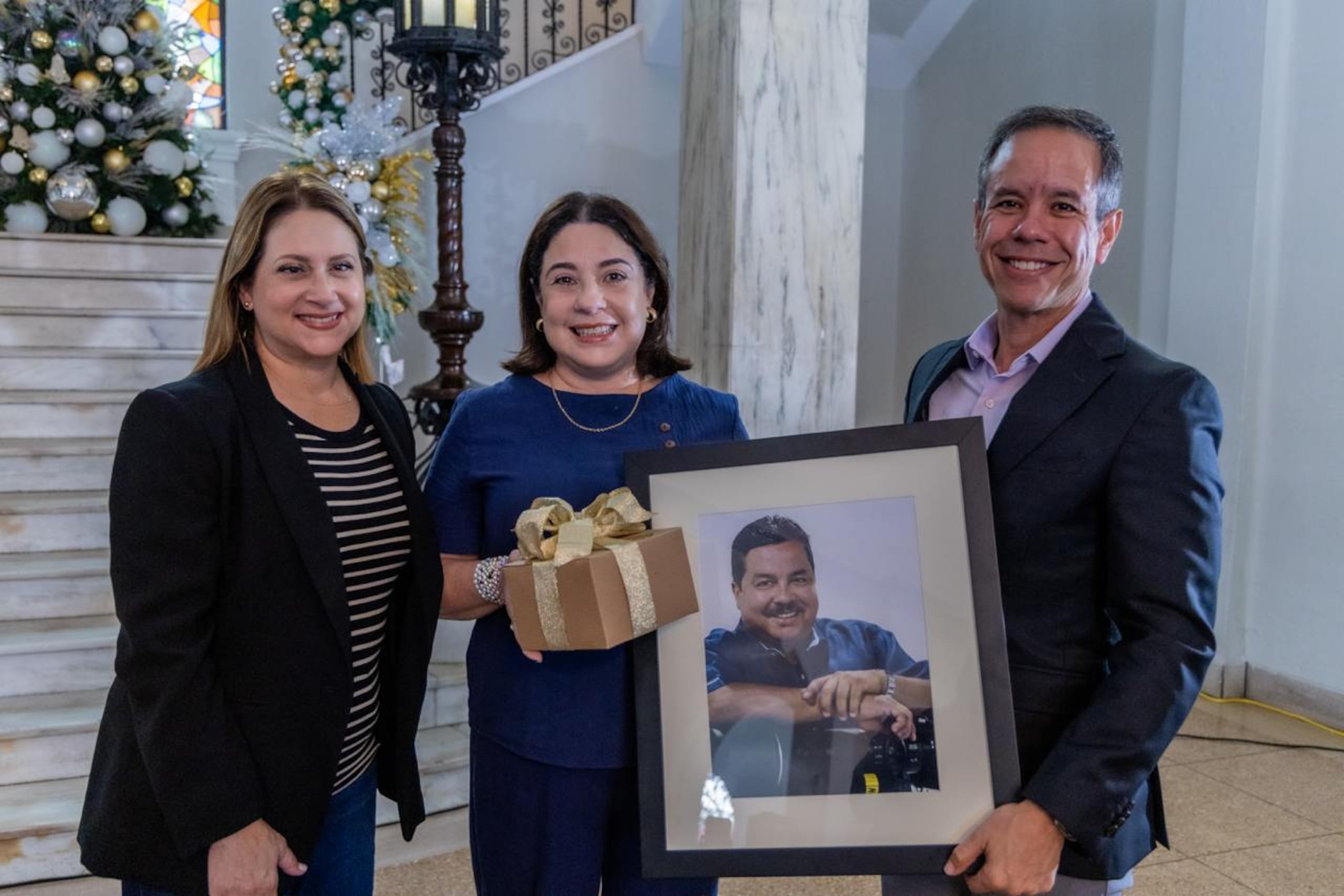 "Es un verdadero privilegio honrar el legado indeleble de este distinguido profesional tan querido, respetado y extrañado por sus colegas”, expresó el alcalde de San Juan, Miguel A. Romero Lugo, quien compartió con familiares del veterano fotoperiodista.