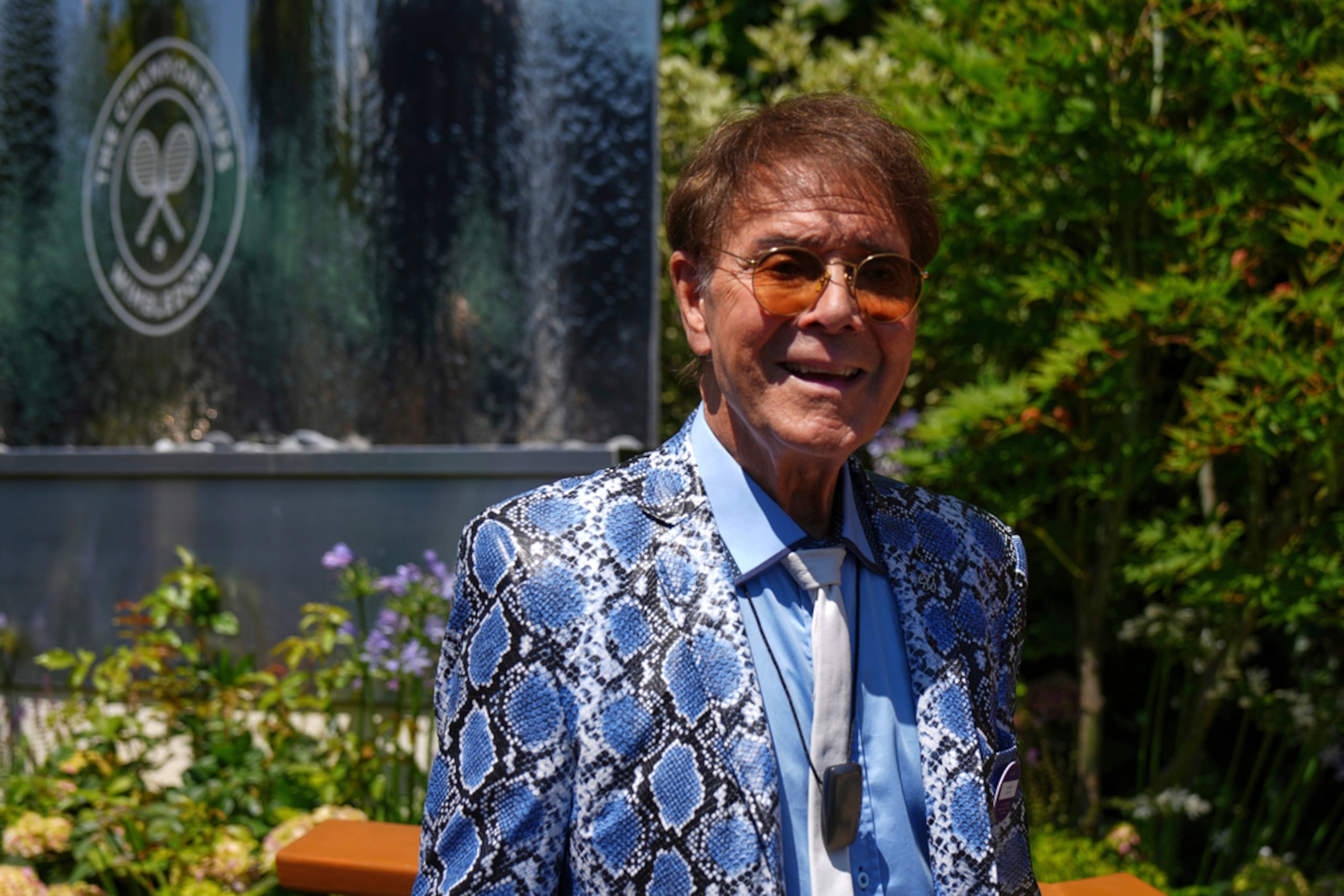 El cantante Cliff Richard posa para una foto al llegar al día 11 del Campeonato de Tenis de Wimbledon en Londres, el 10 de julio de 2025.