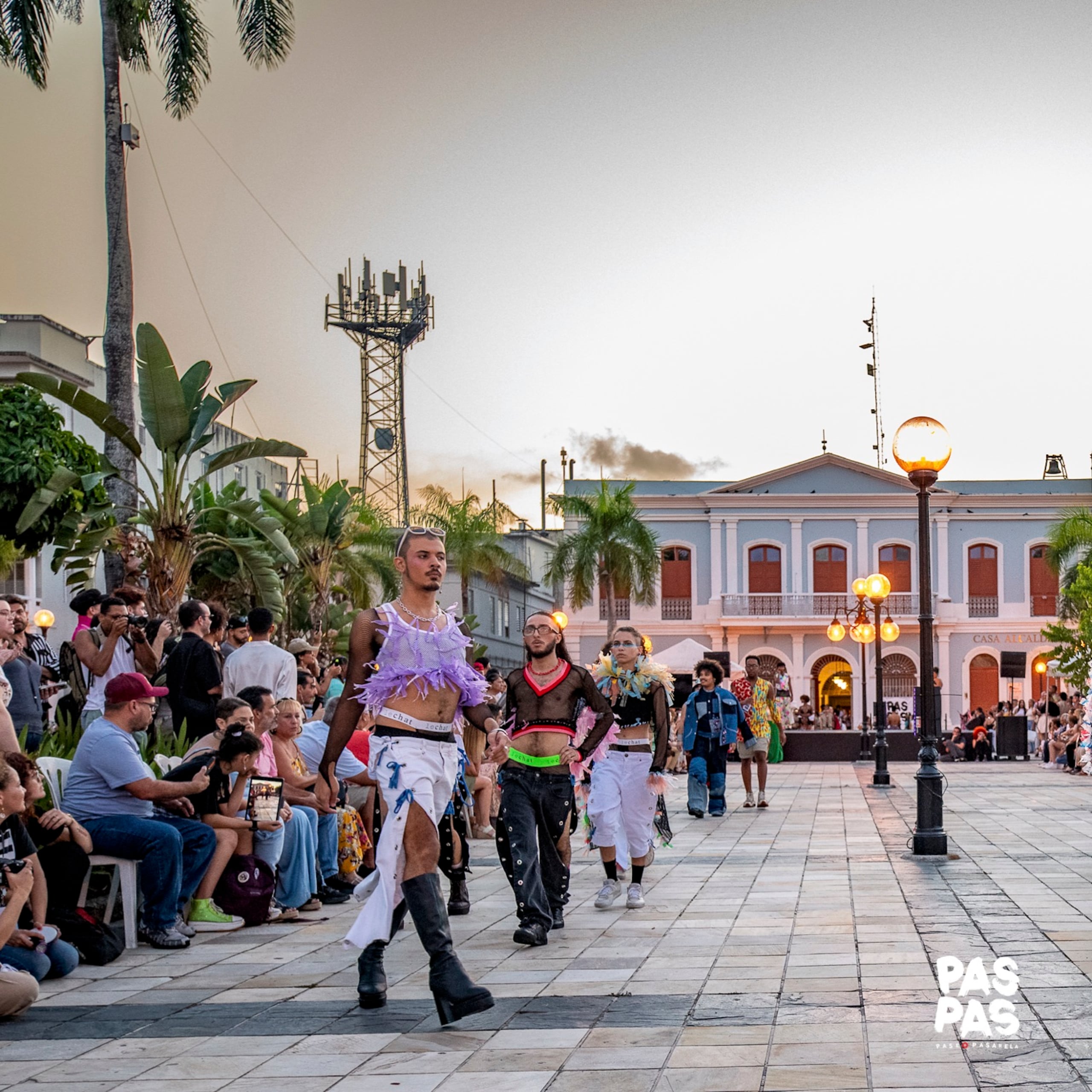 El desfile se caracteriza por su apertura a la inclusión y sostenibilidad.