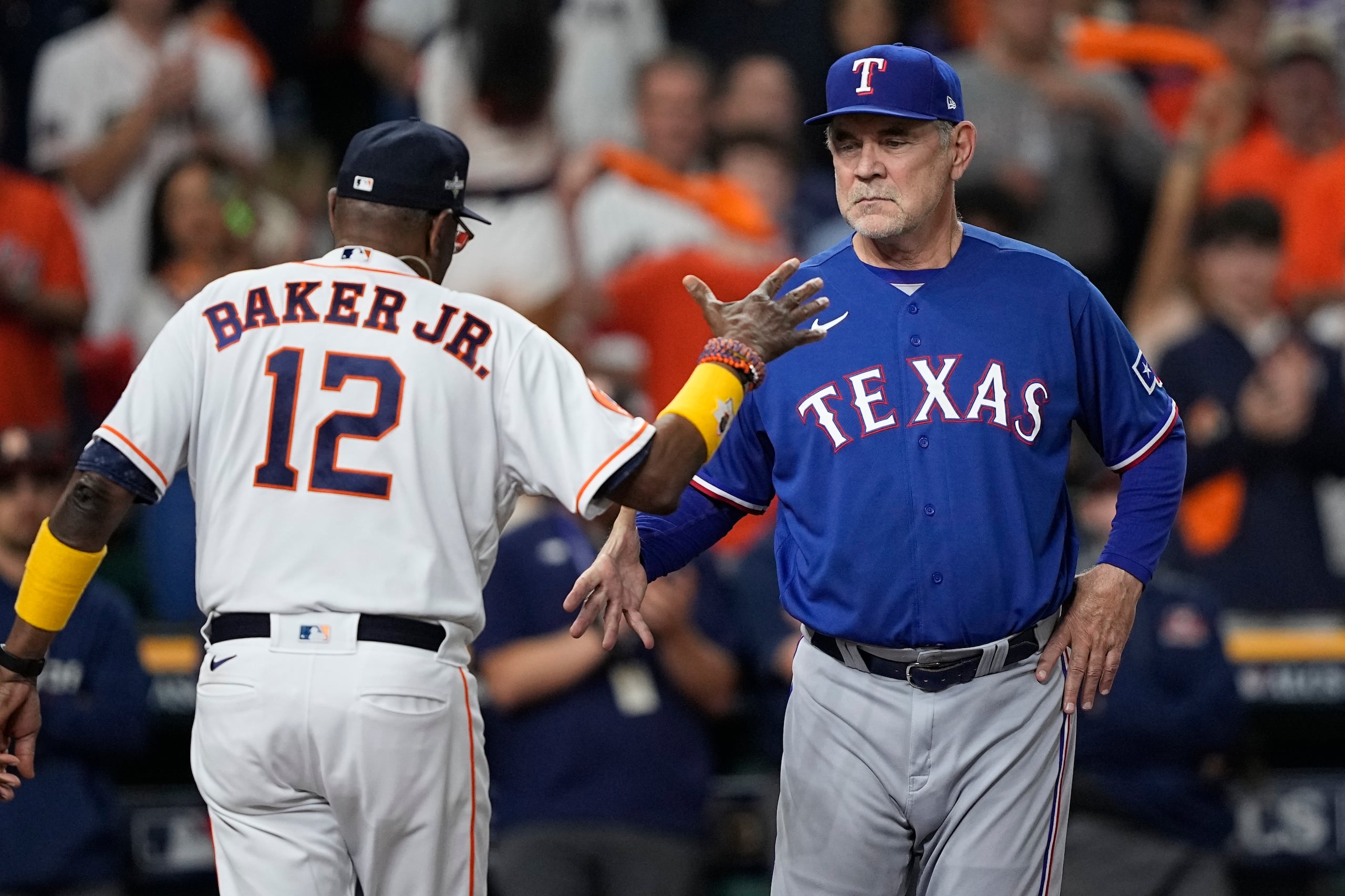 Bruce Bochy, de frente, y Dusty Baker, de espalda, son también los dirigentes activos con más victorias en las Mayores.