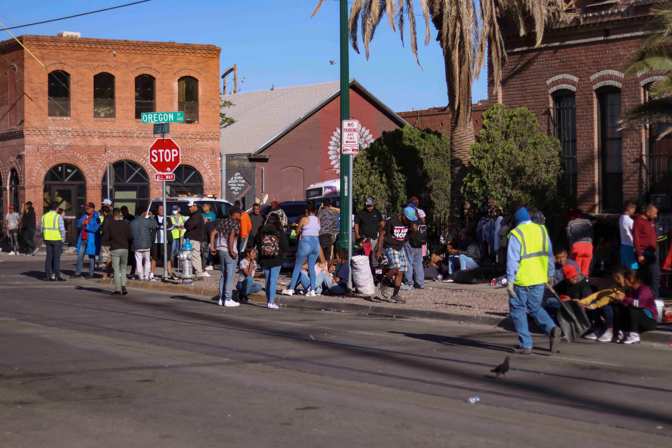 Decenas de inmigrantes esperan en la calle donde duermen en las afueras de la Iglesia de Sagrado Corazón de Jesús, en la ciudad de El Paso, Texas (EE.UU.). Imagen de archivo. EFE/Jonathan Fernández