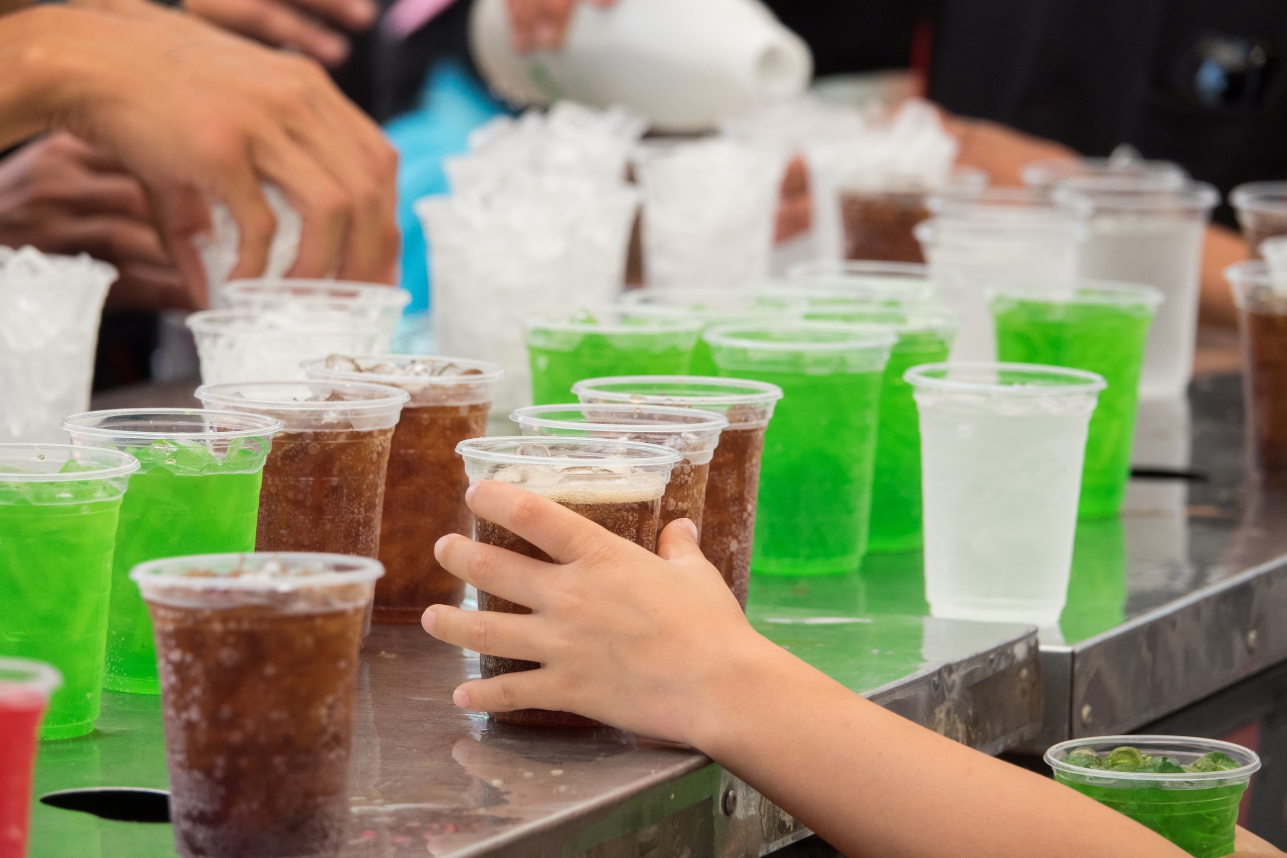Un niño tomando una soda.