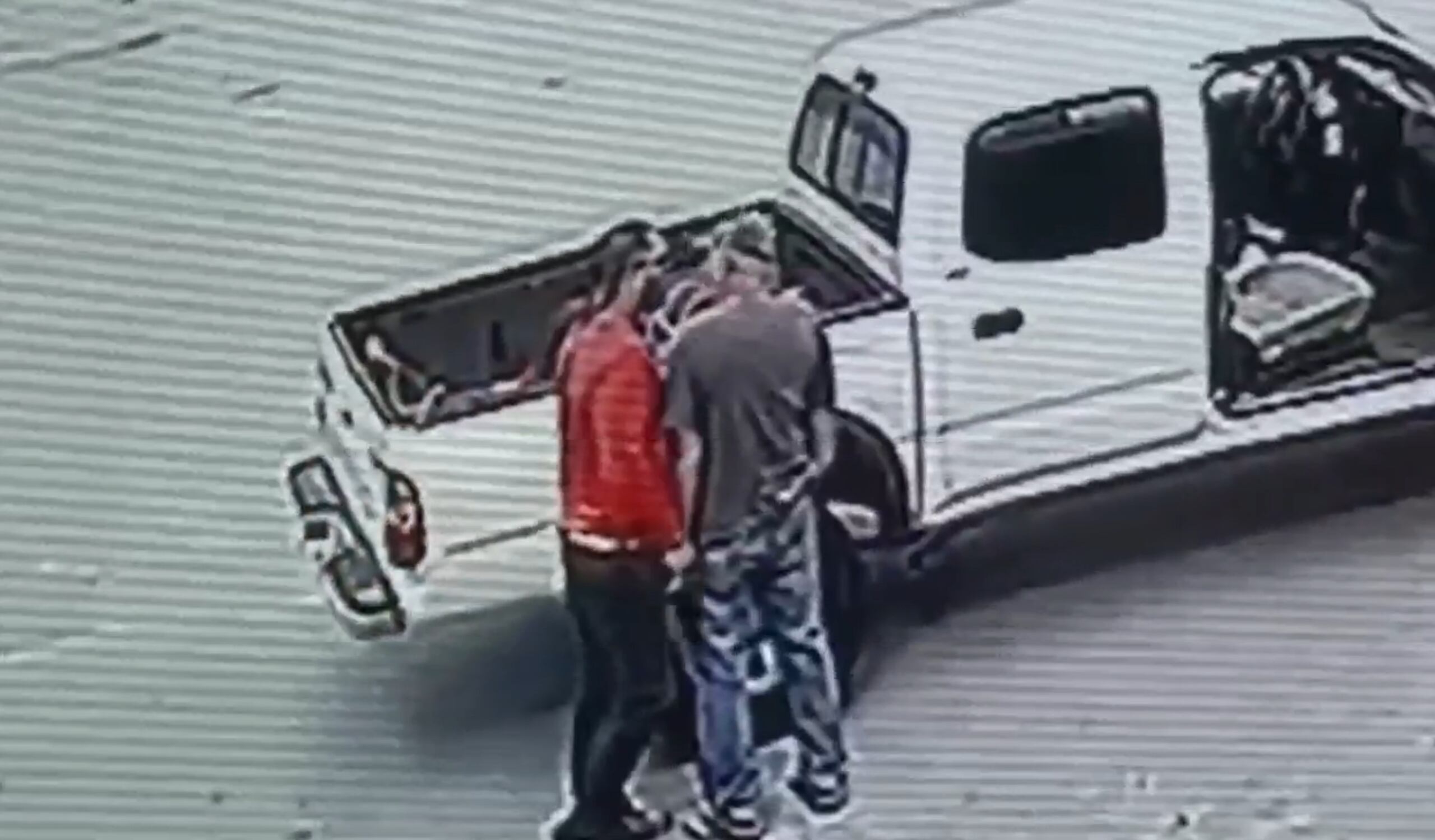 La agresión fue capturada por una cámara de seguridad.