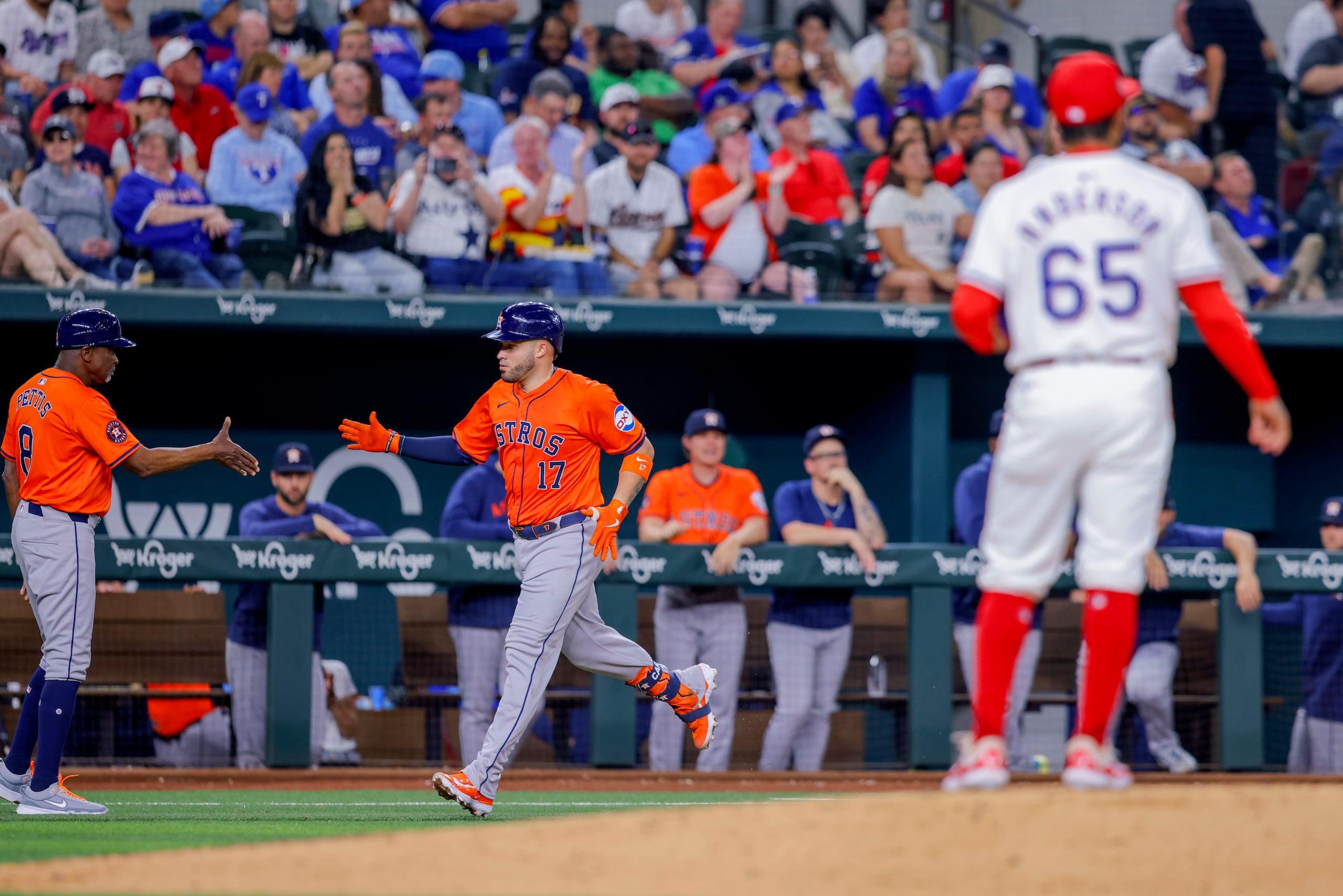 Victor Caratini (17) recorre la tercera base luego de pegar un cuadrangular de tres carreras ante los Rangers de Texas.