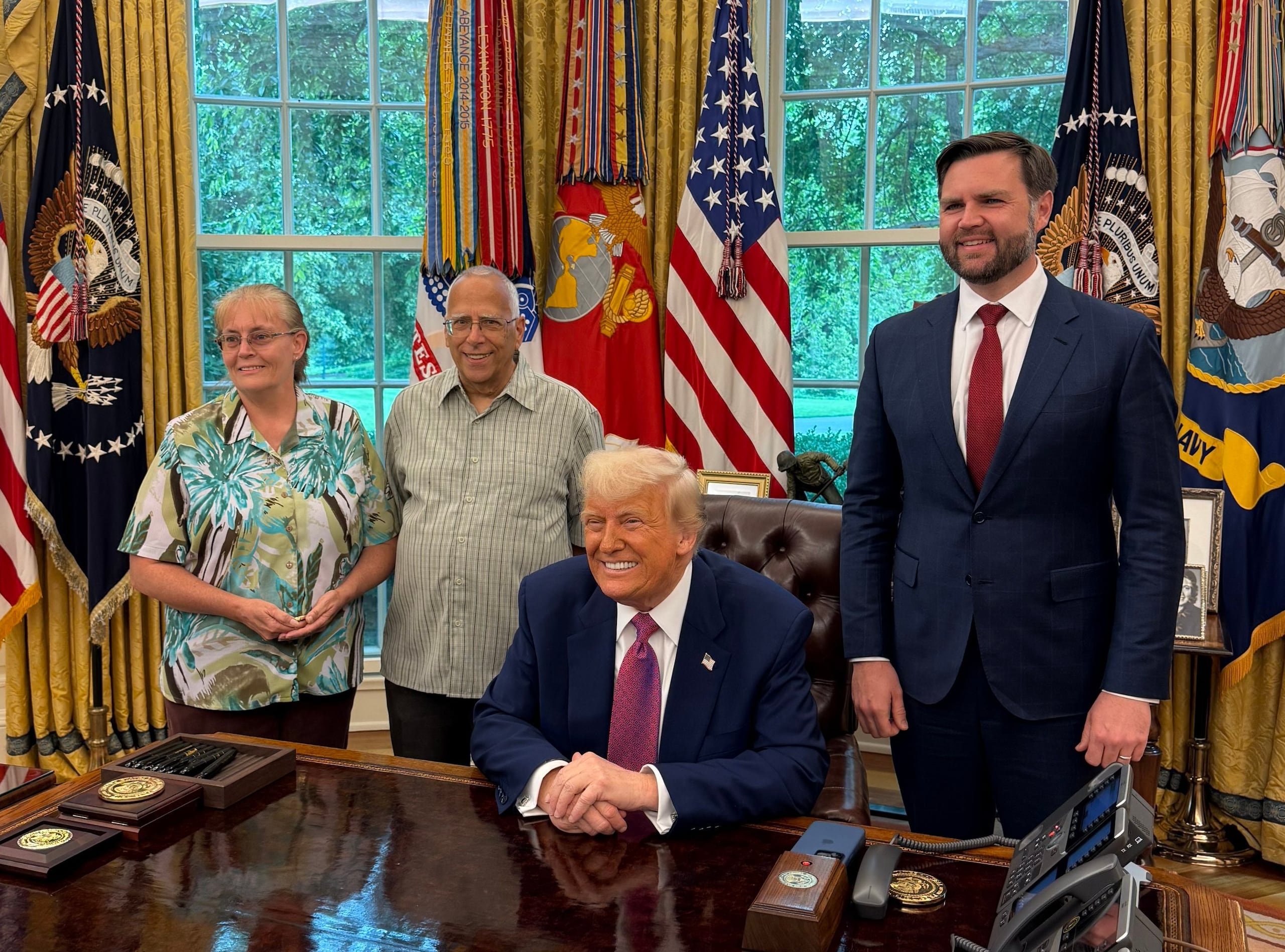 Louis Prevost, hermano mayor del papa León XIV, y su esposa, Deborah Prevost, posan junto al presidente Donald Trump y el vicepresidente JD Vance.