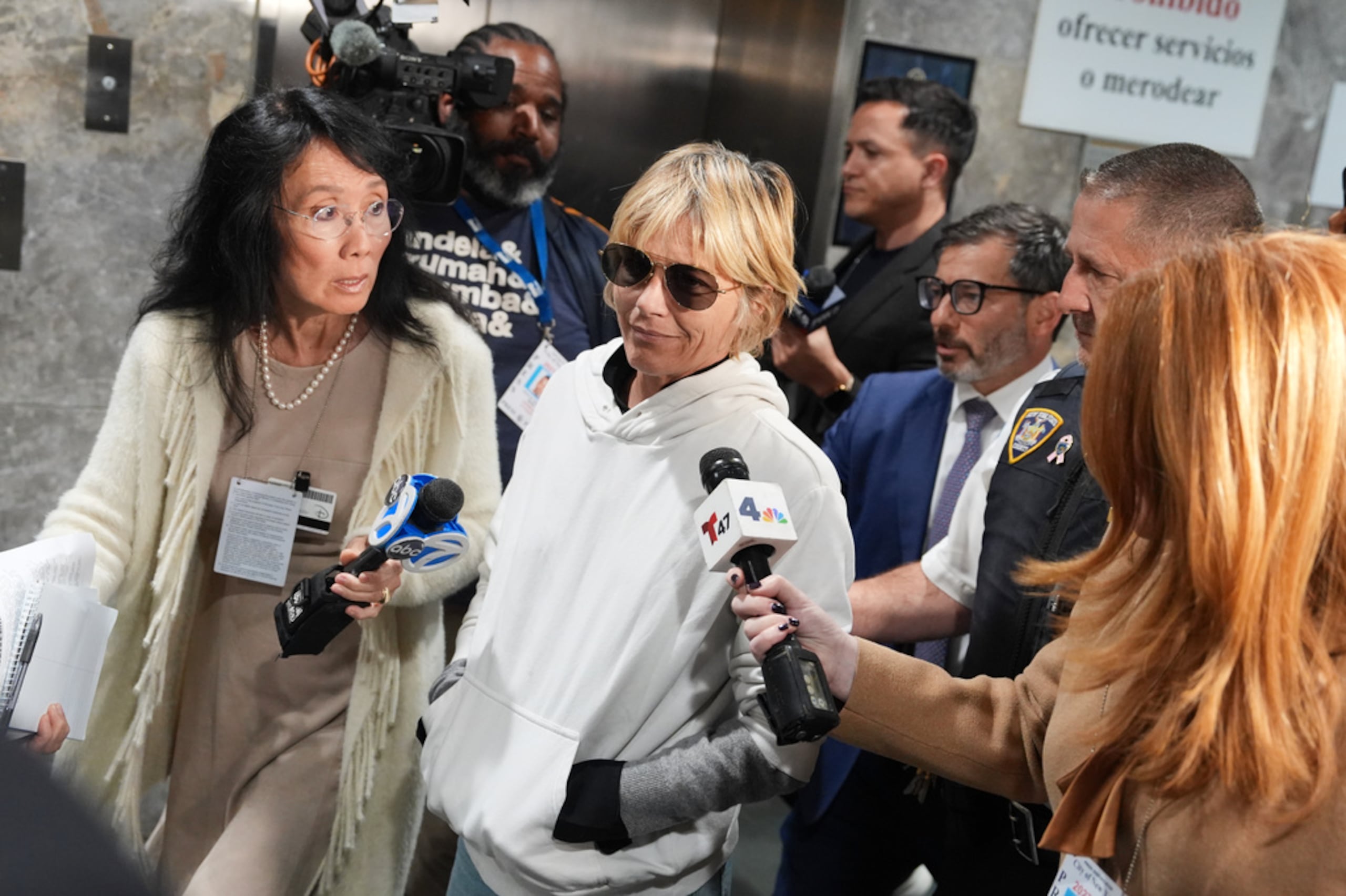 Selma Blair sale del tribunal el lunes, 12 de octubre, en Nueva York, tras su comparecencia judicial por los cargos de lesionar a dos auxiliares de vuelo durante un vuelo de costa a costa.