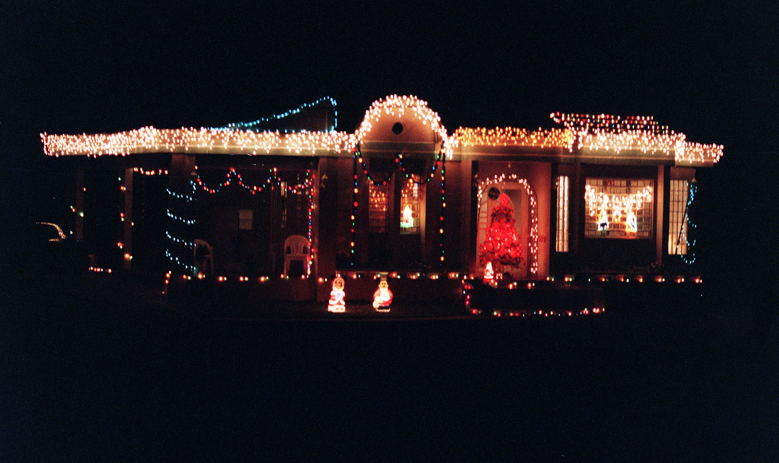 Berríos Meléndez instó a mantener luces y cables alejados de cortinas y muebles.