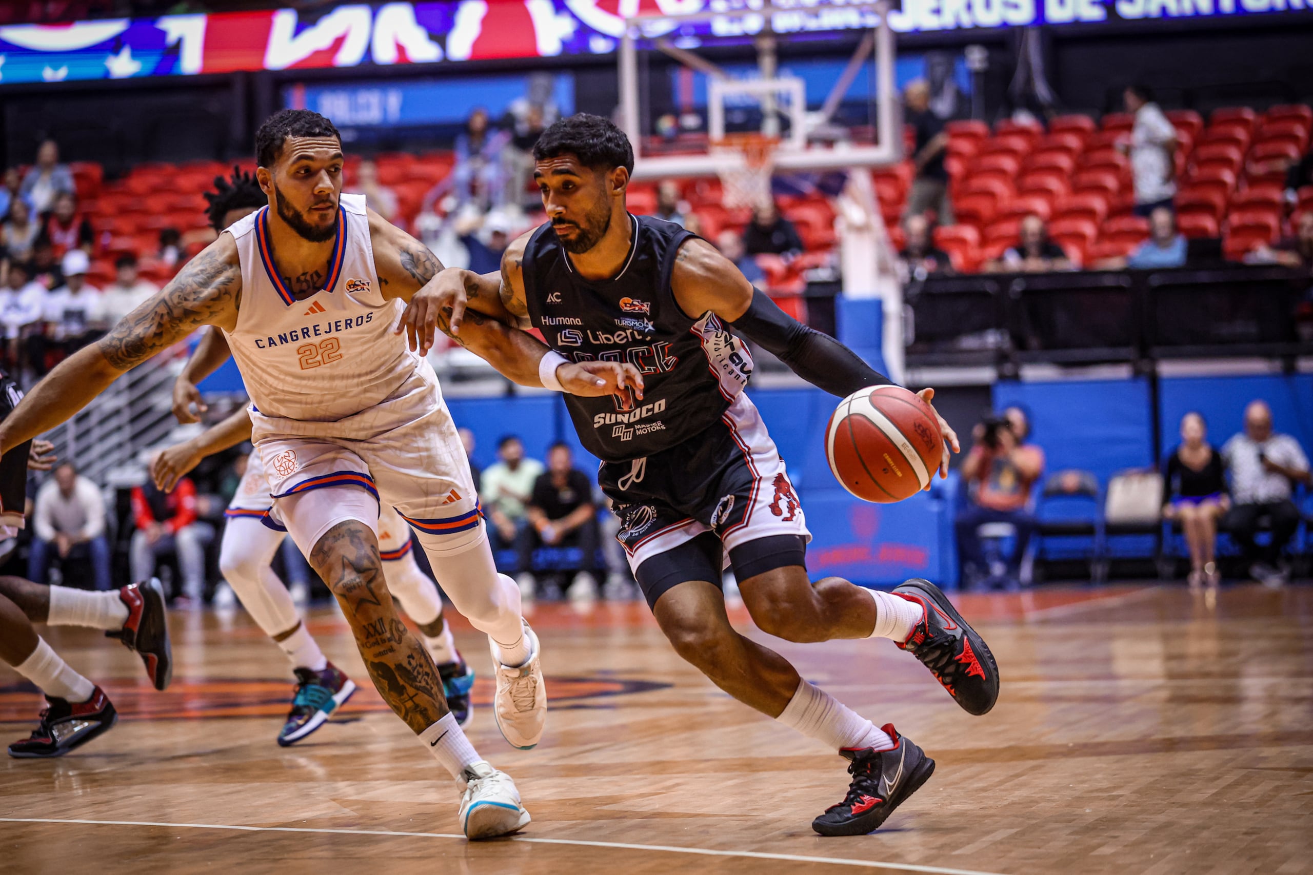 Jezreel De Jesús, de los Leones de Ponce, maneja el balón ante la defensa de Emmy Endujar, de los Cangrejeros de Santurce.